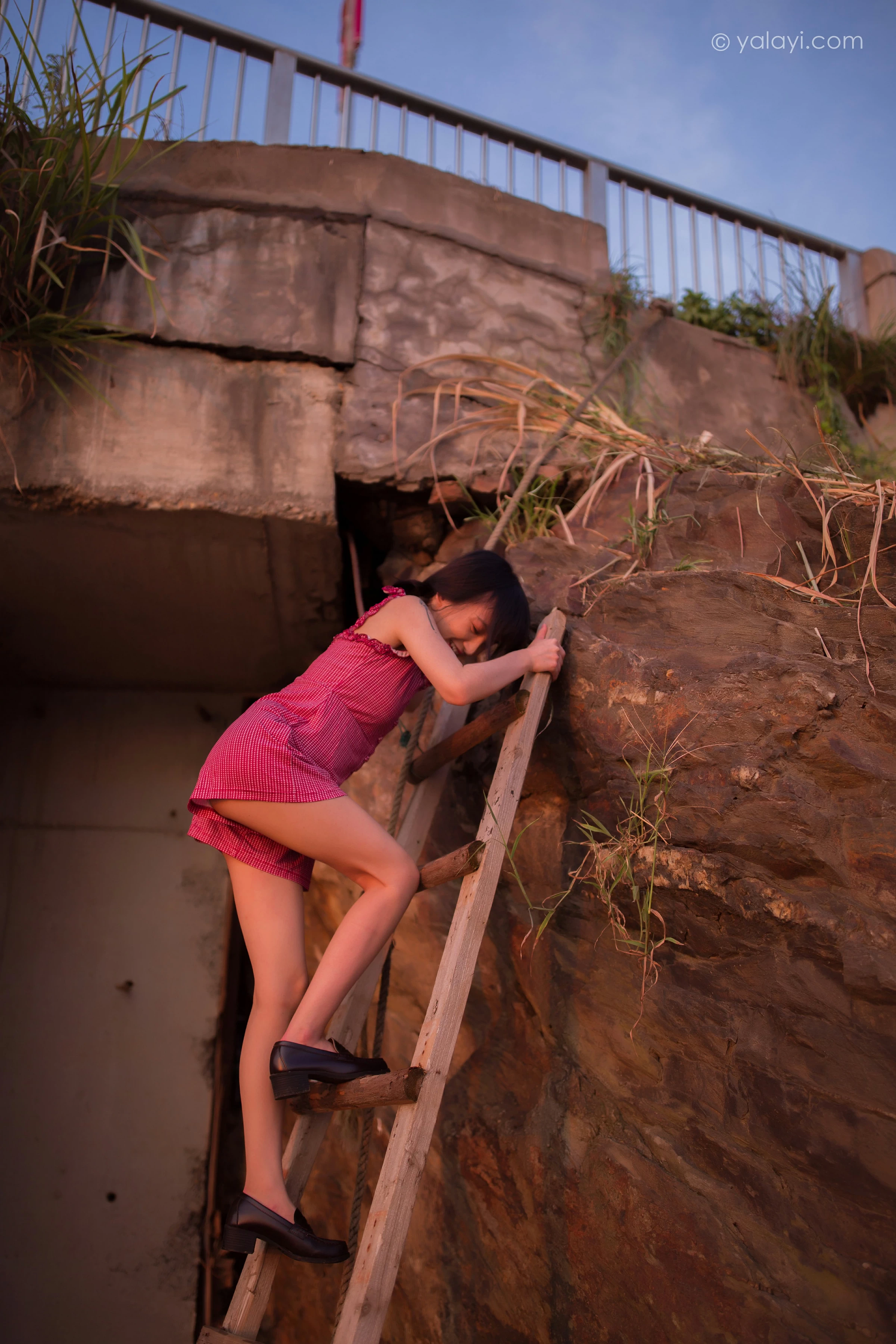 [YALAYI雅拉伊]NO.702 《暮色》 落落 粉色吊带连体短裤清纯私房写真集第4张