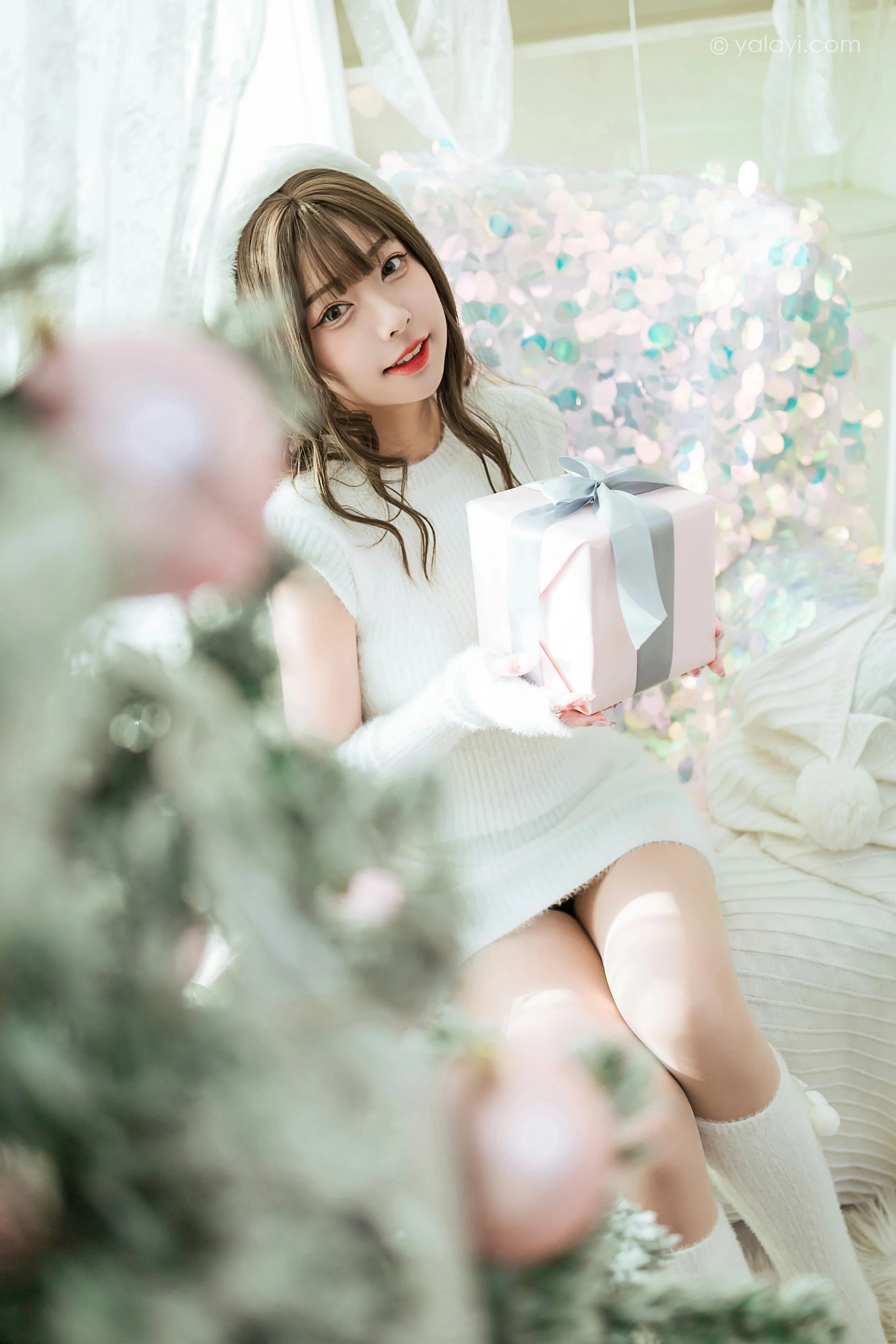 [YALAYI雅拉伊]2021.12.17 圣诞礼物 阿禾 白色毛衣裙加白色绵袜居家私房写真集第3张