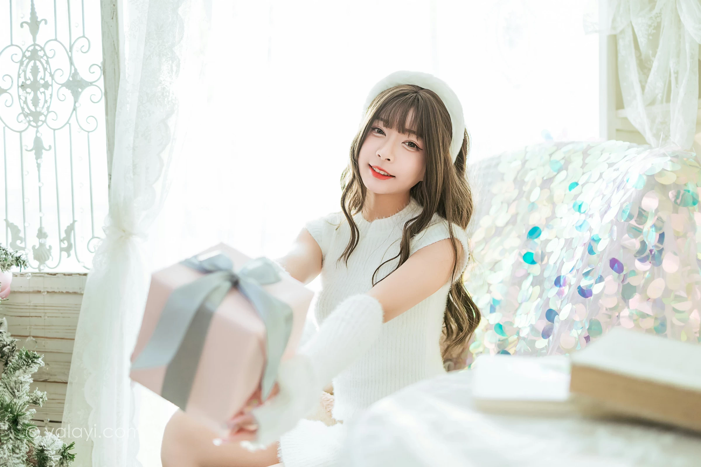 [YALAYI雅拉伊]2021.12.17 圣诞礼物 阿禾 白色毛衣裙加白色绵袜居家私房写真集第2张