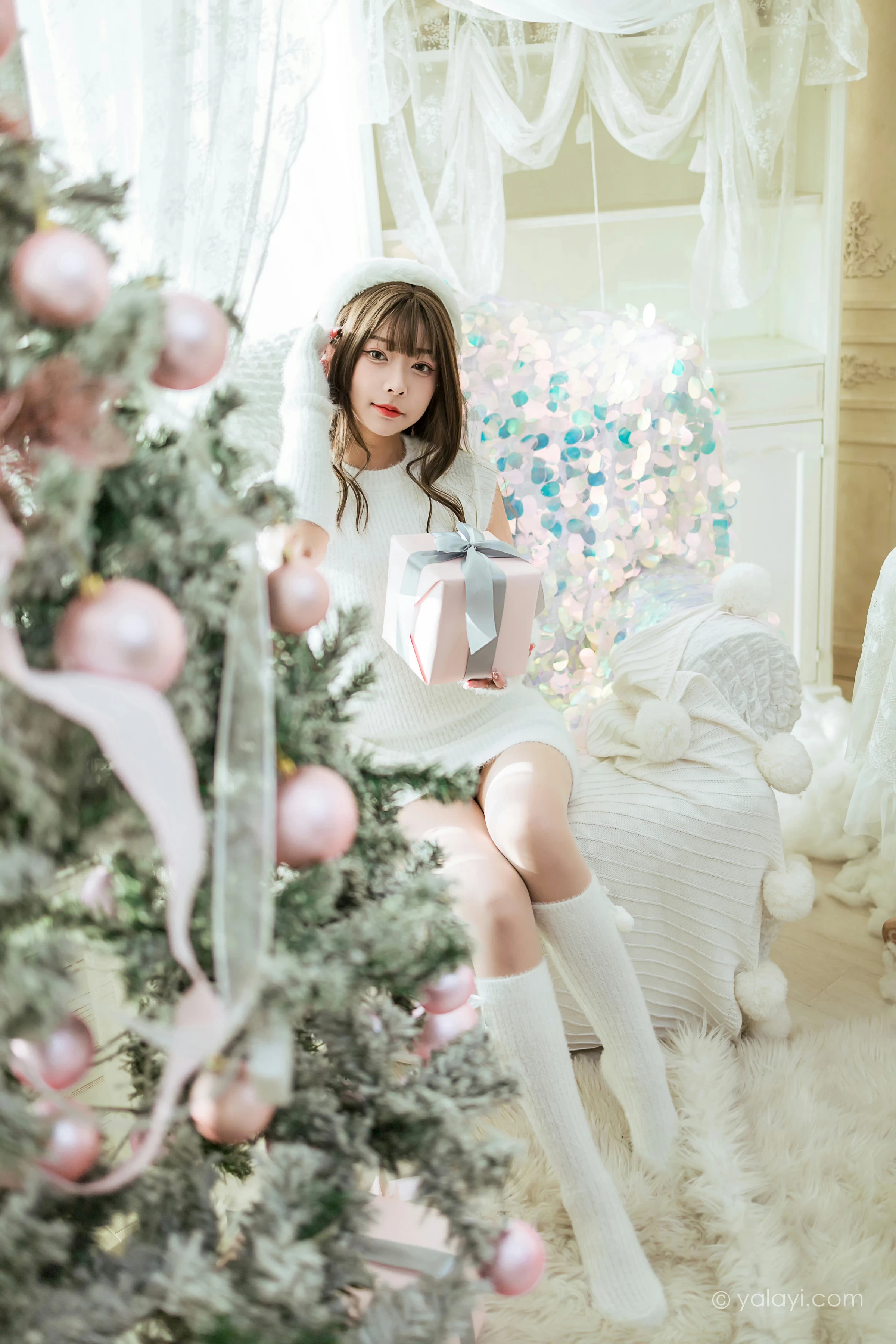 [YALAYI雅拉伊]2021.12.17 圣诞礼物 阿禾 白色毛衣裙加白色绵袜居家私房写真集第4张