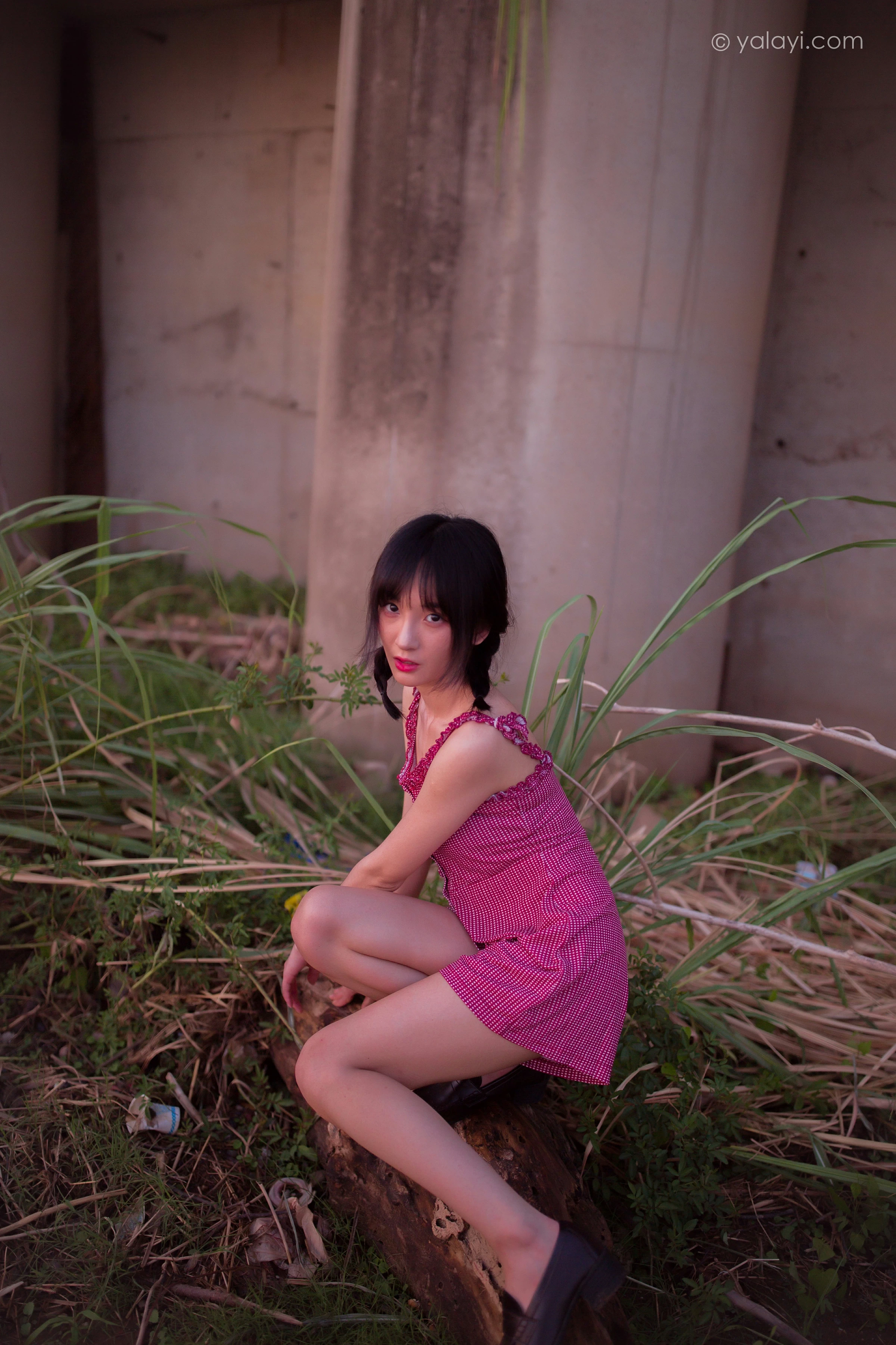[YALAYI雅拉伊]NO.702 《暮色》 落落 粉色吊带连体短裤清纯私房写真集第12张