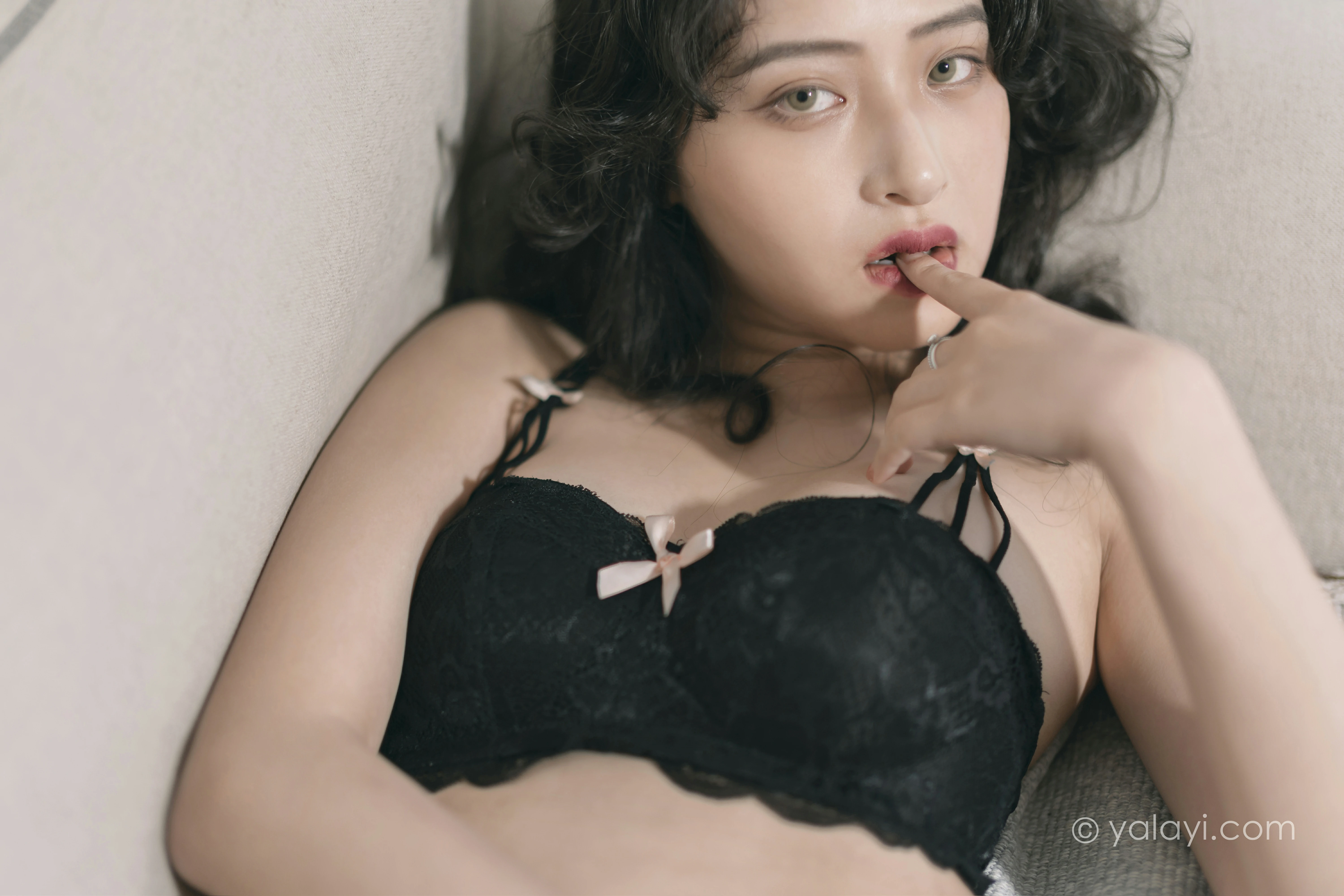 [YALAYI雅拉伊]NO.842 黑蝴蝶 西子 黑色蕾丝内衣加黑丝美腿性感私房写真集第3张