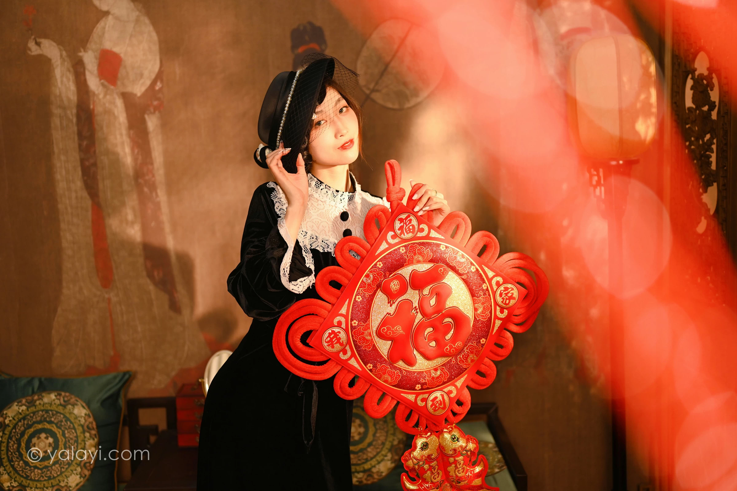 [YALAYI雅拉伊]2022.01.15 莫忘我 佳佳 黑色蕾丝镂空礼服裙性感私房写真集第5张