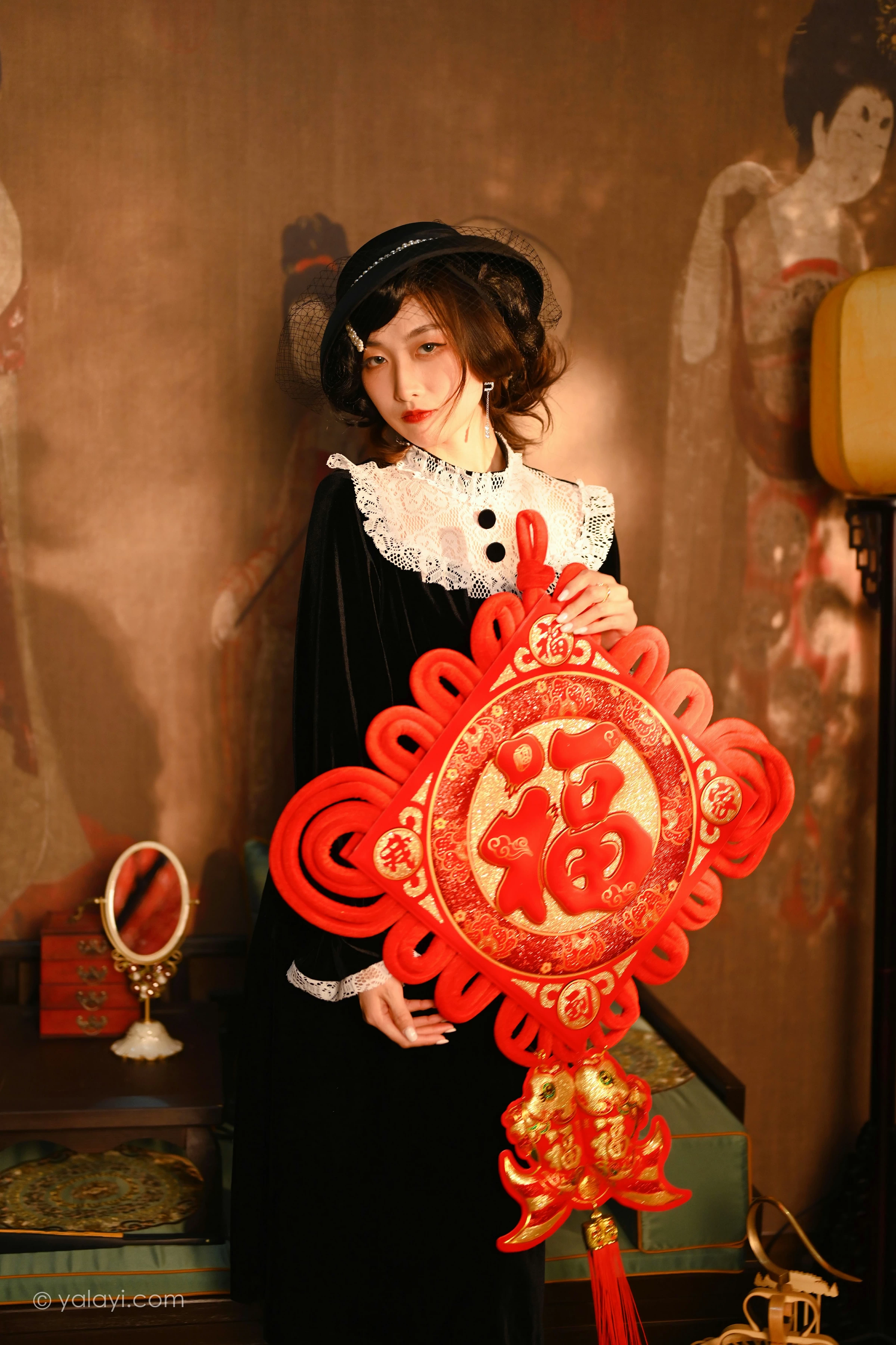 [YALAYI雅拉伊]2022.01.15 莫忘我 佳佳 黑色蕾丝镂空礼服裙性感私房写真集第5张