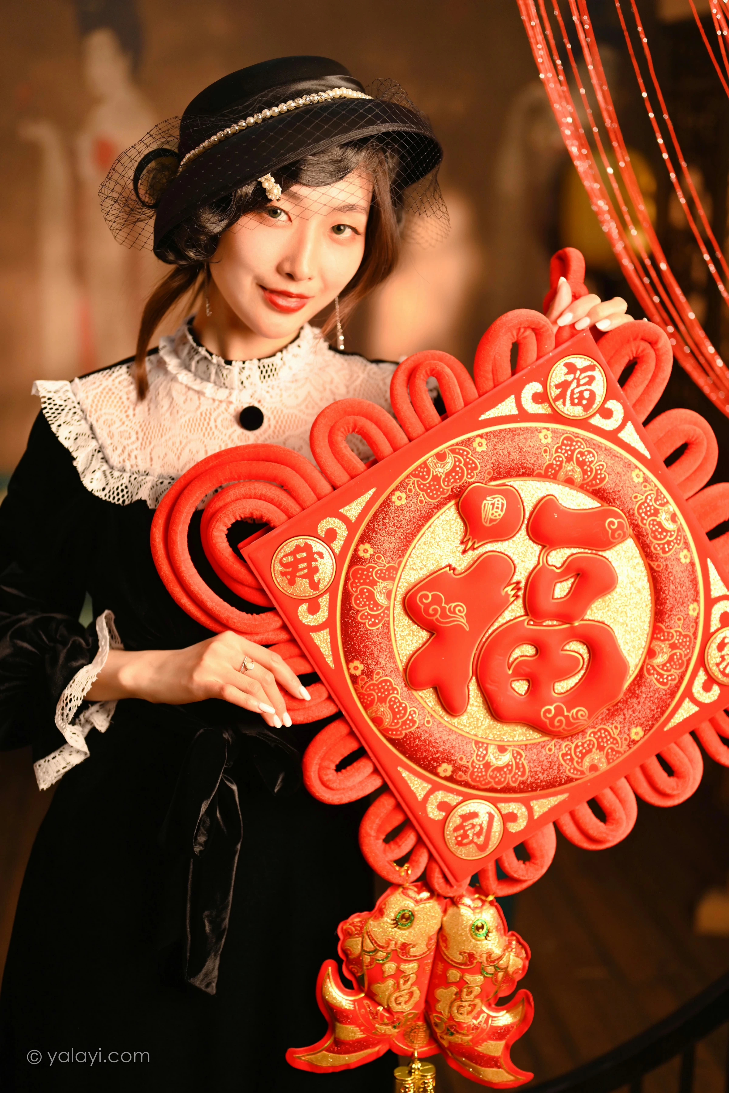 [YALAYI雅拉伊]2022.01.15 莫忘我 佳佳 黑色蕾丝镂空礼服裙性感私房写真集第8张