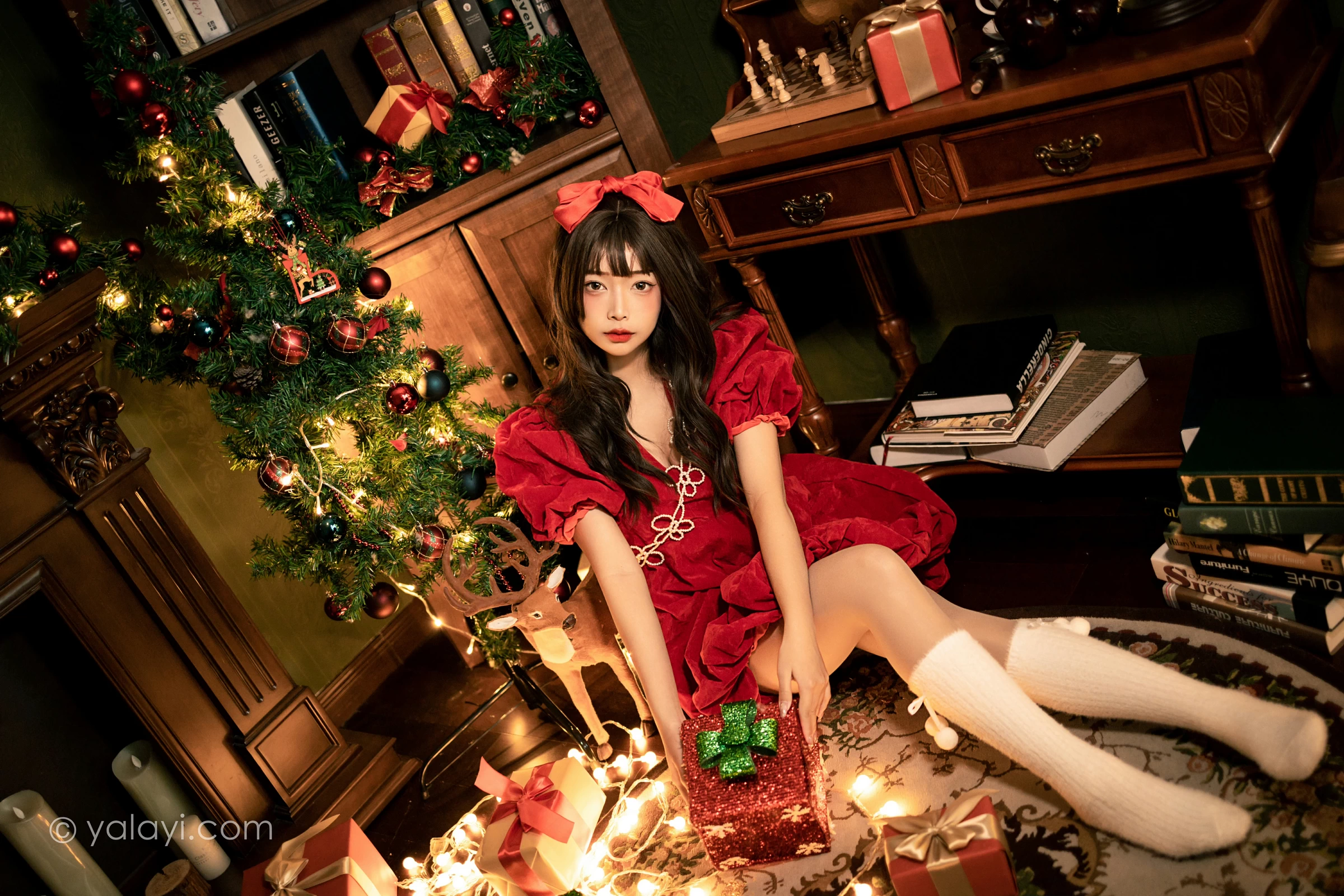 [YALAYI雅拉伊]2021.12.20 快乐圣诞 阿禾 红色休闲连衣裙加白色绵袜居家私房写真集第11张