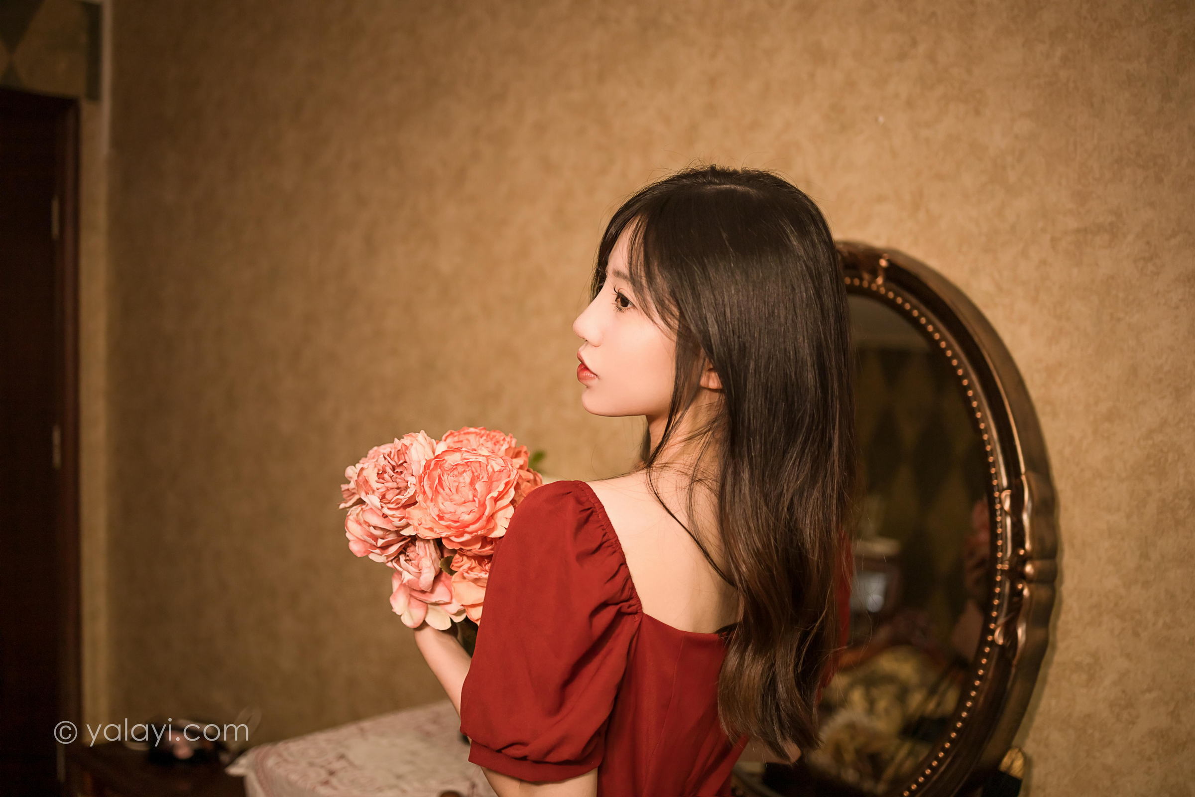 [YALAYI雅拉伊]2022.07.24 永不凋零 小乔 红色短袖连衣裙居家清纯写真集第1张