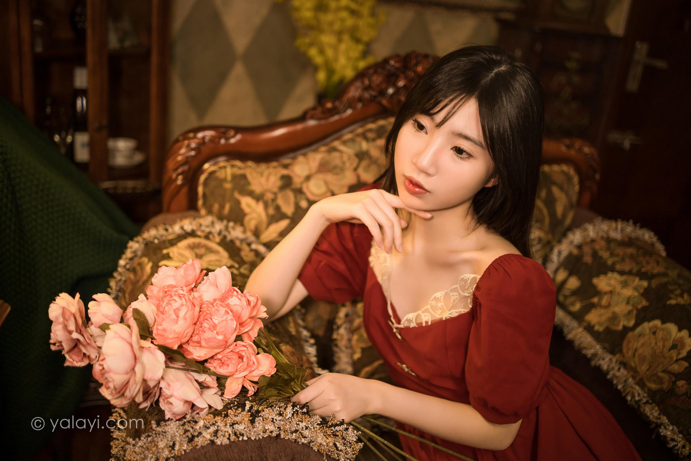 [YALAYI雅拉伊]2022.07.24 永不凋零 小乔 红色短袖连衣裙居家清纯写真集第8张