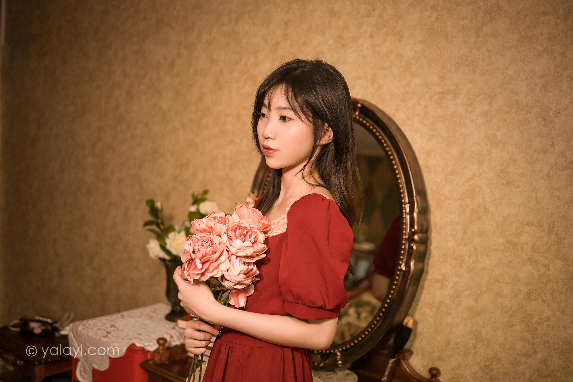 [YALAYI雅拉伊]2022.07.24 永不凋零 小乔 红色短袖连衣裙居家清纯写真集第1张