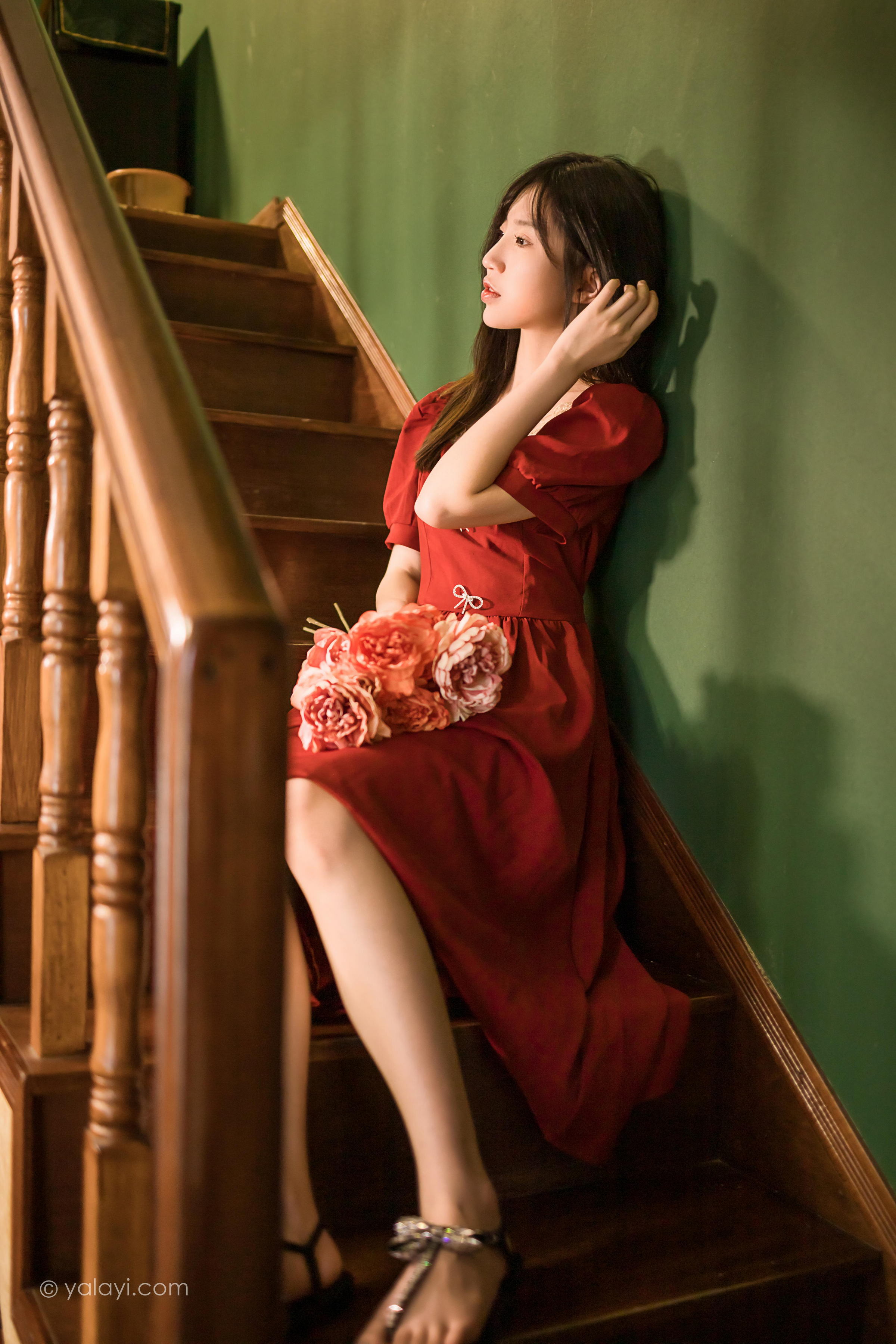 [YALAYI雅拉伊]2022.07.24 永不凋零 小乔 红色短袖连衣裙居家清纯写真集第4张