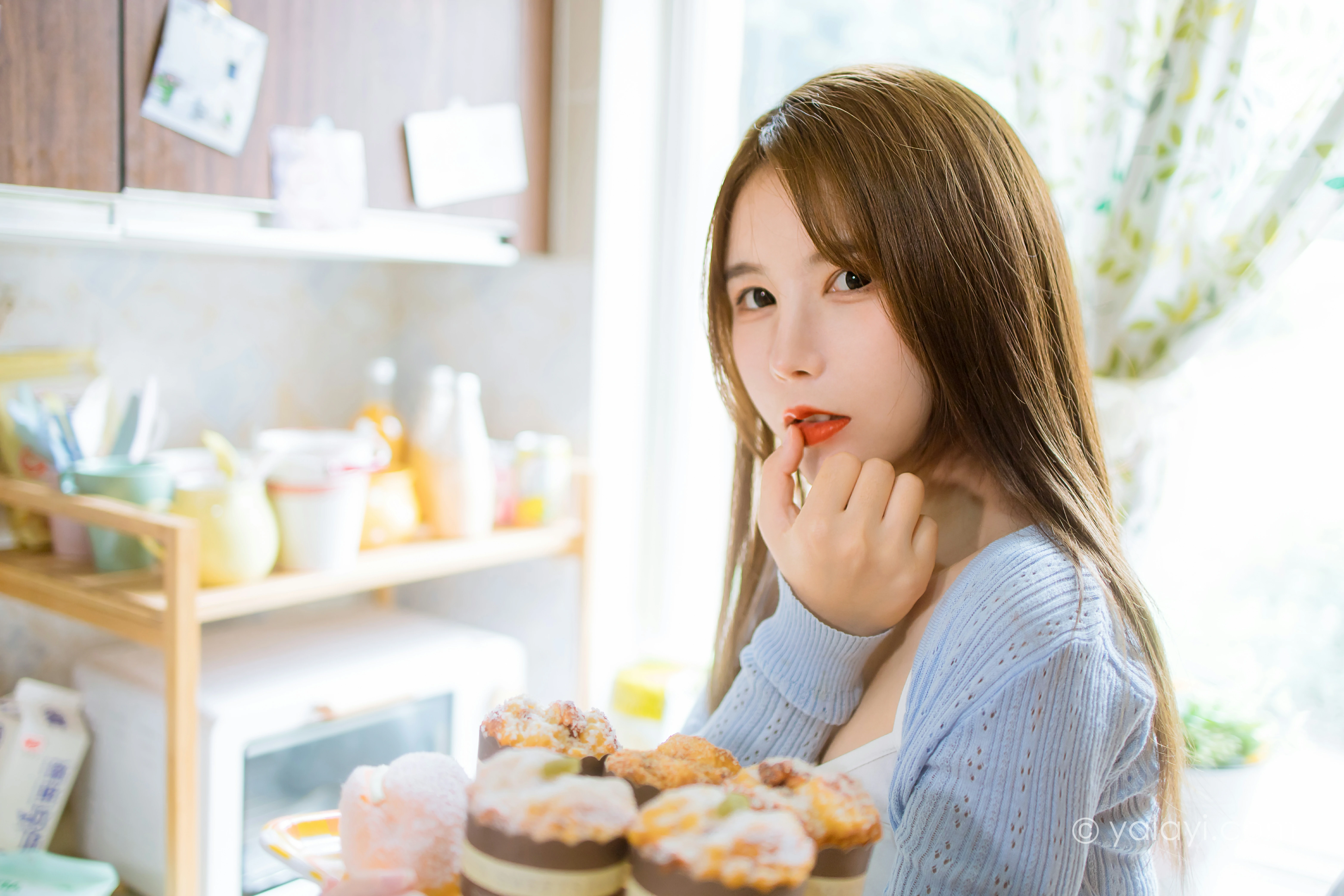 [YALAYI雅拉伊]NO.799 唯有美食不可辜负 钰慧 白色性感小背心加紧身牛仔裤写真集第10张