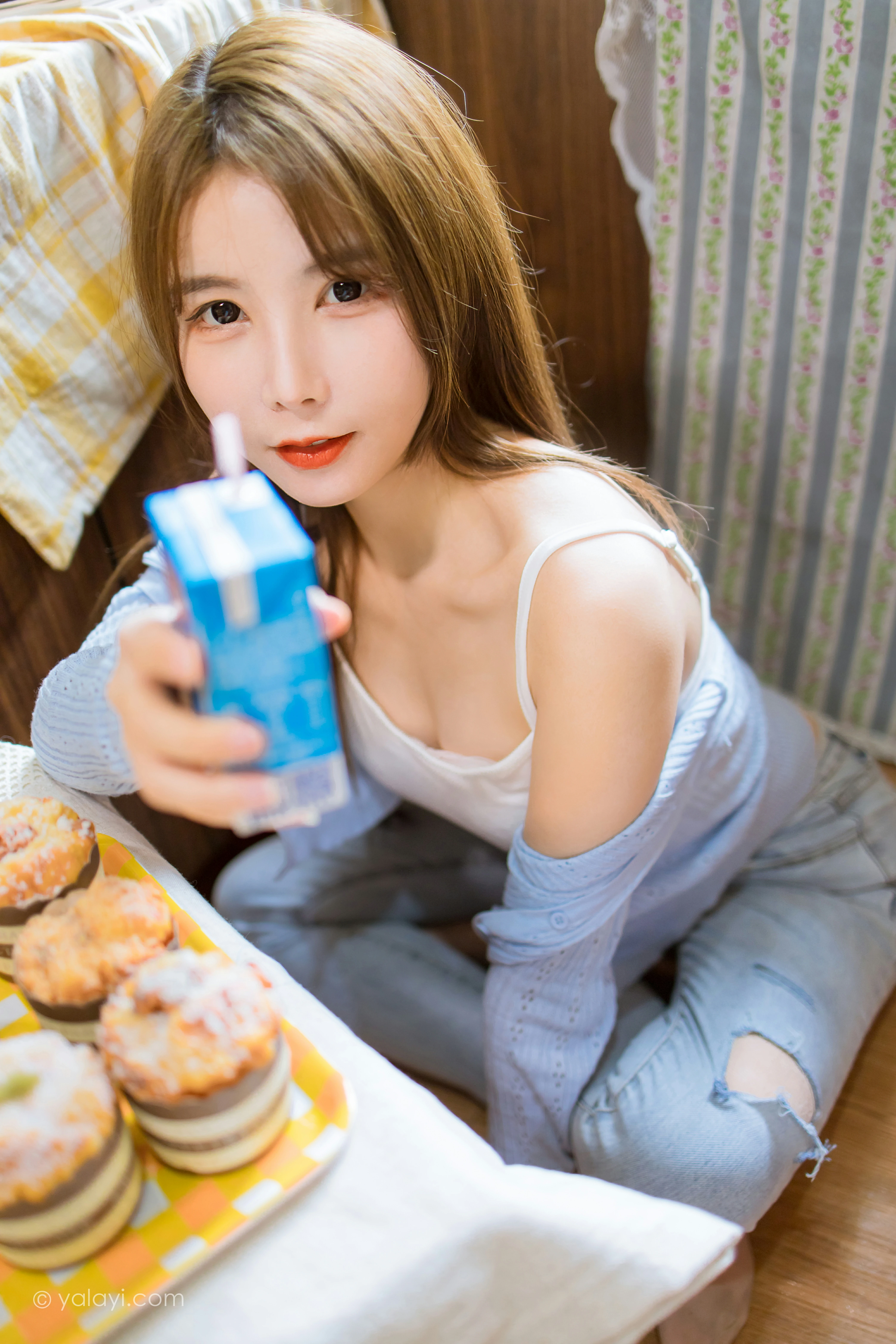 [YALAYI雅拉伊]NO.799 唯有美食不可辜负 钰慧 白色性感小背心加紧身牛仔裤写真集第12张