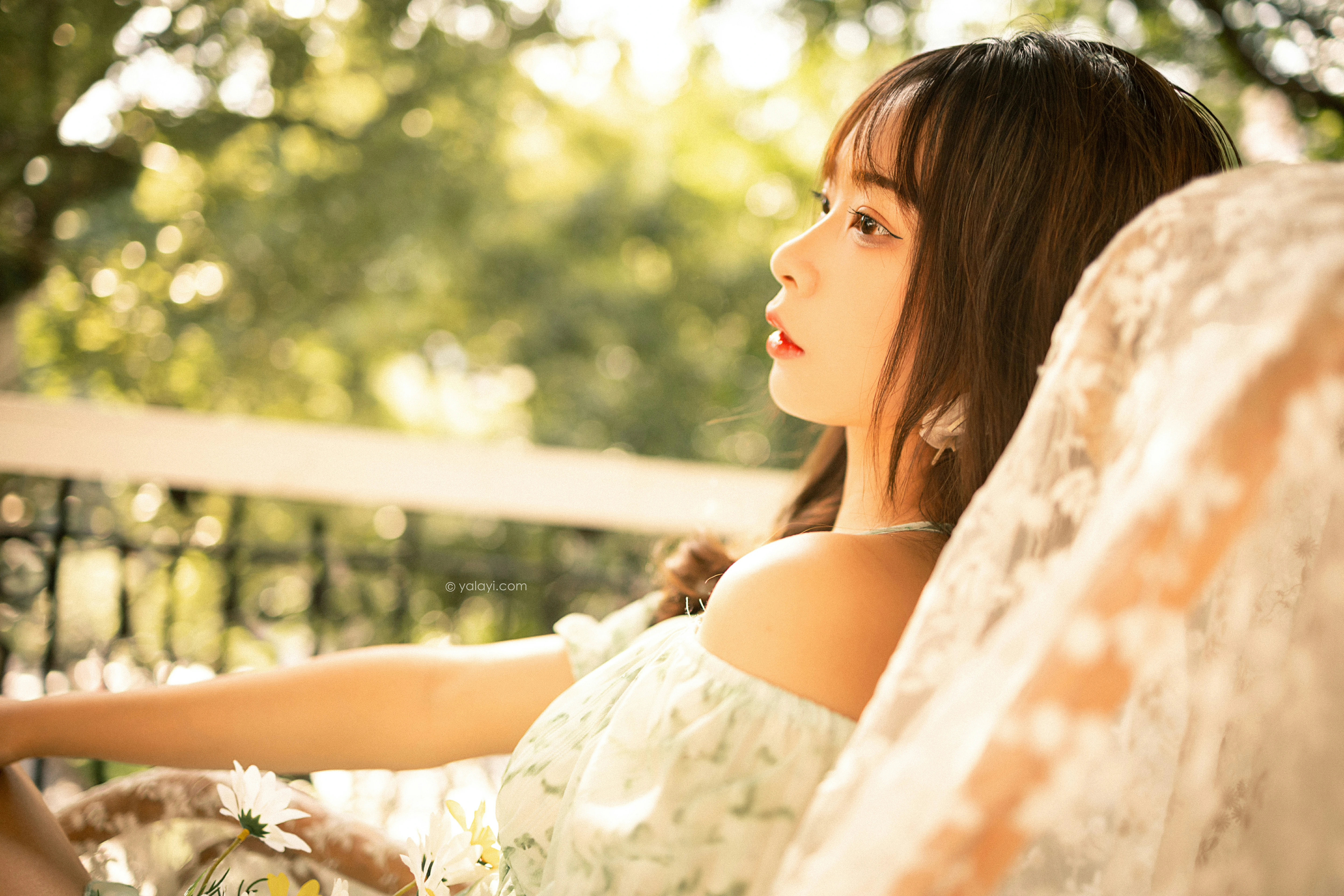 [YALAYI雅拉伊]NO.813 惬意时光 阿禾 白色碎花连衣裙公园写真集第5张