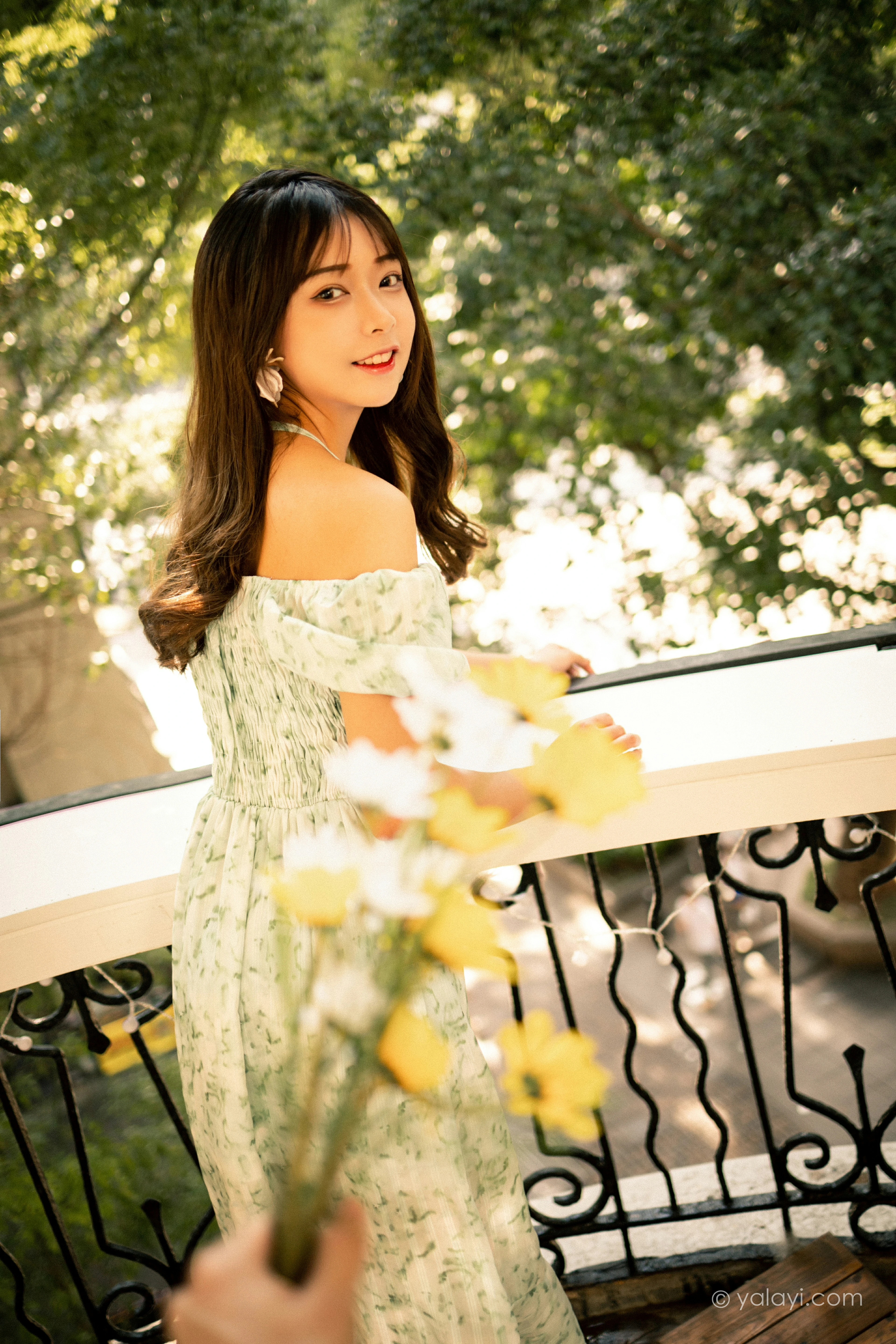 [YALAYI雅拉伊]NO.813 惬意时光 阿禾 白色碎花连衣裙公园写真集第10张