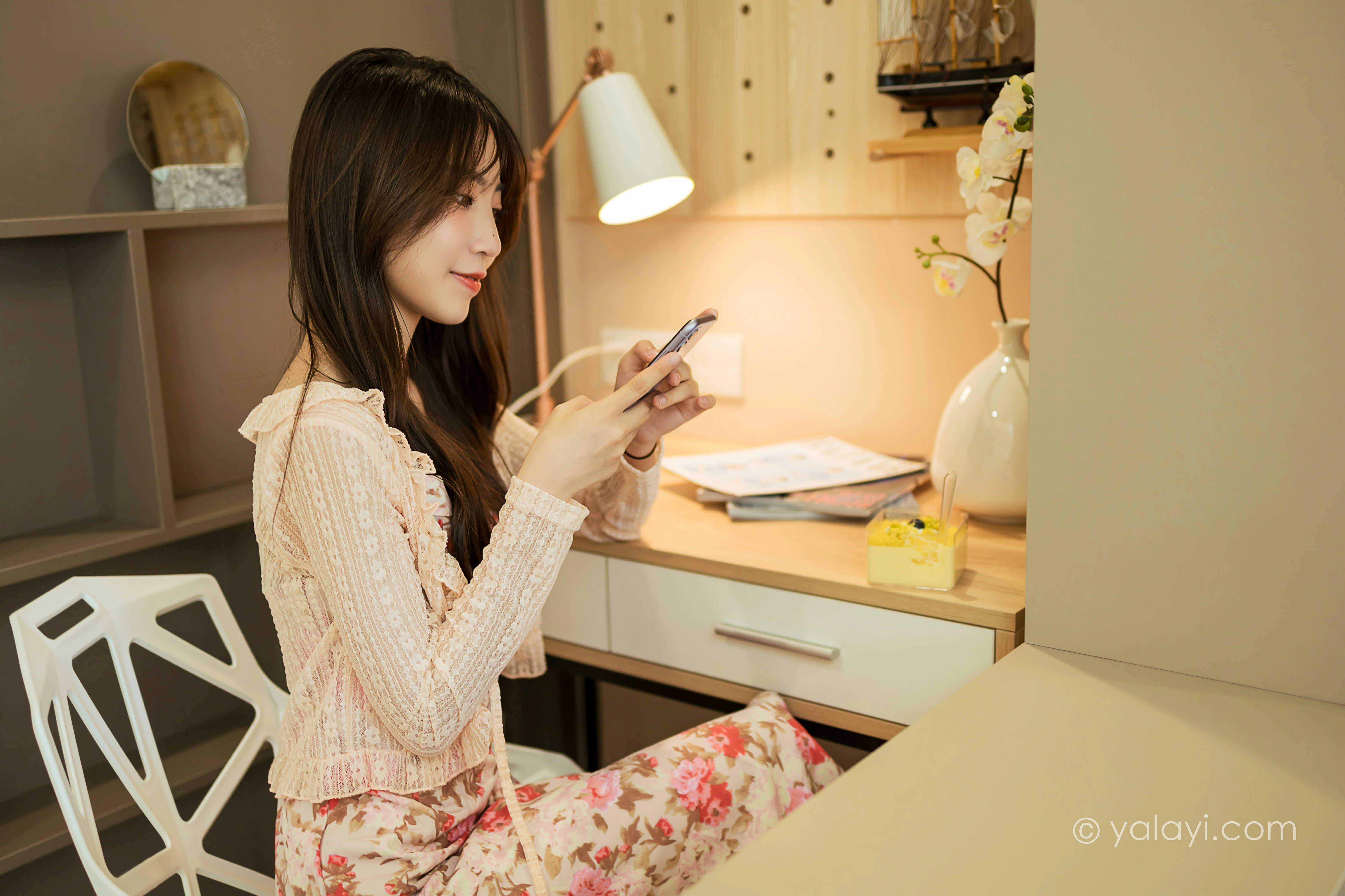 [YALAYI雅拉伊]NO.800 下午茶 小乔 白色镂空外套与粉色吊带连衣裙居家写真集第8张