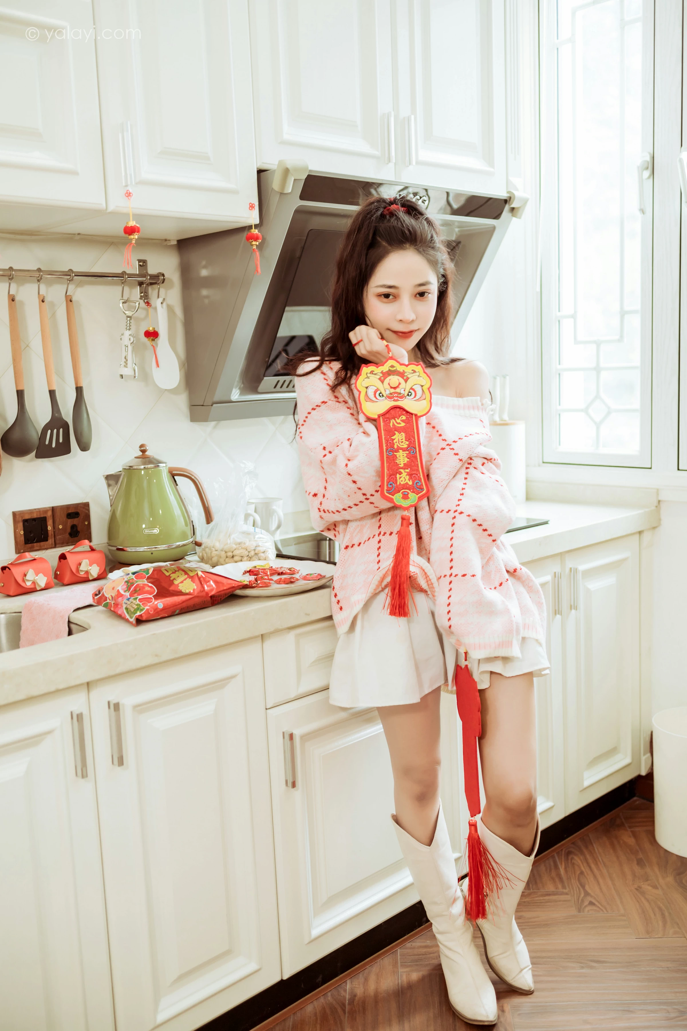 [YALAYI雅拉伊]2022.01.28 新的一年 诗咏 粉色镂空毛衣加白色短裙居家写真集第2张