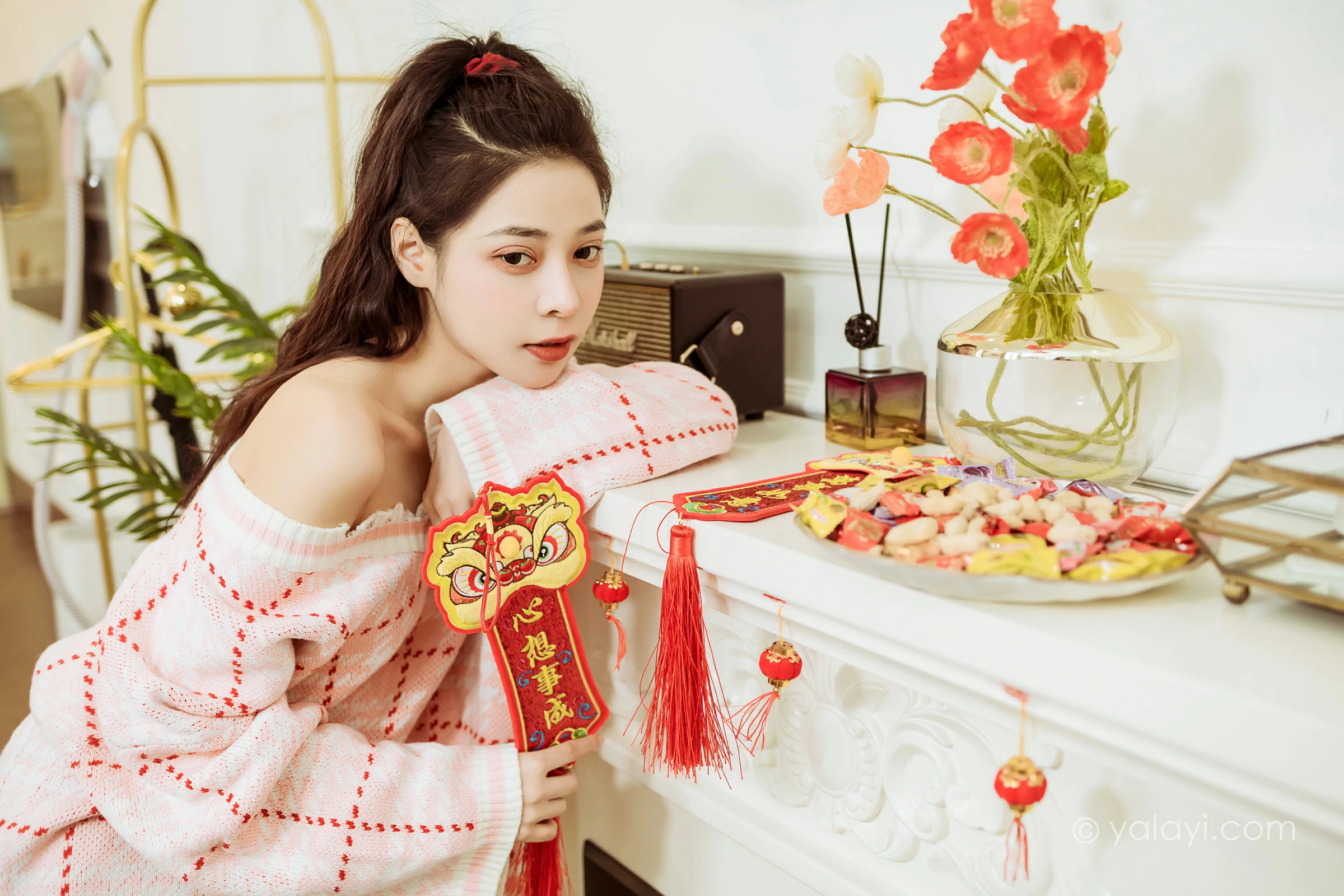 [YALAYI雅拉伊]2022.01.28 新的一年 诗咏 粉色镂空毛衣加白色短裙居家写真集第14张