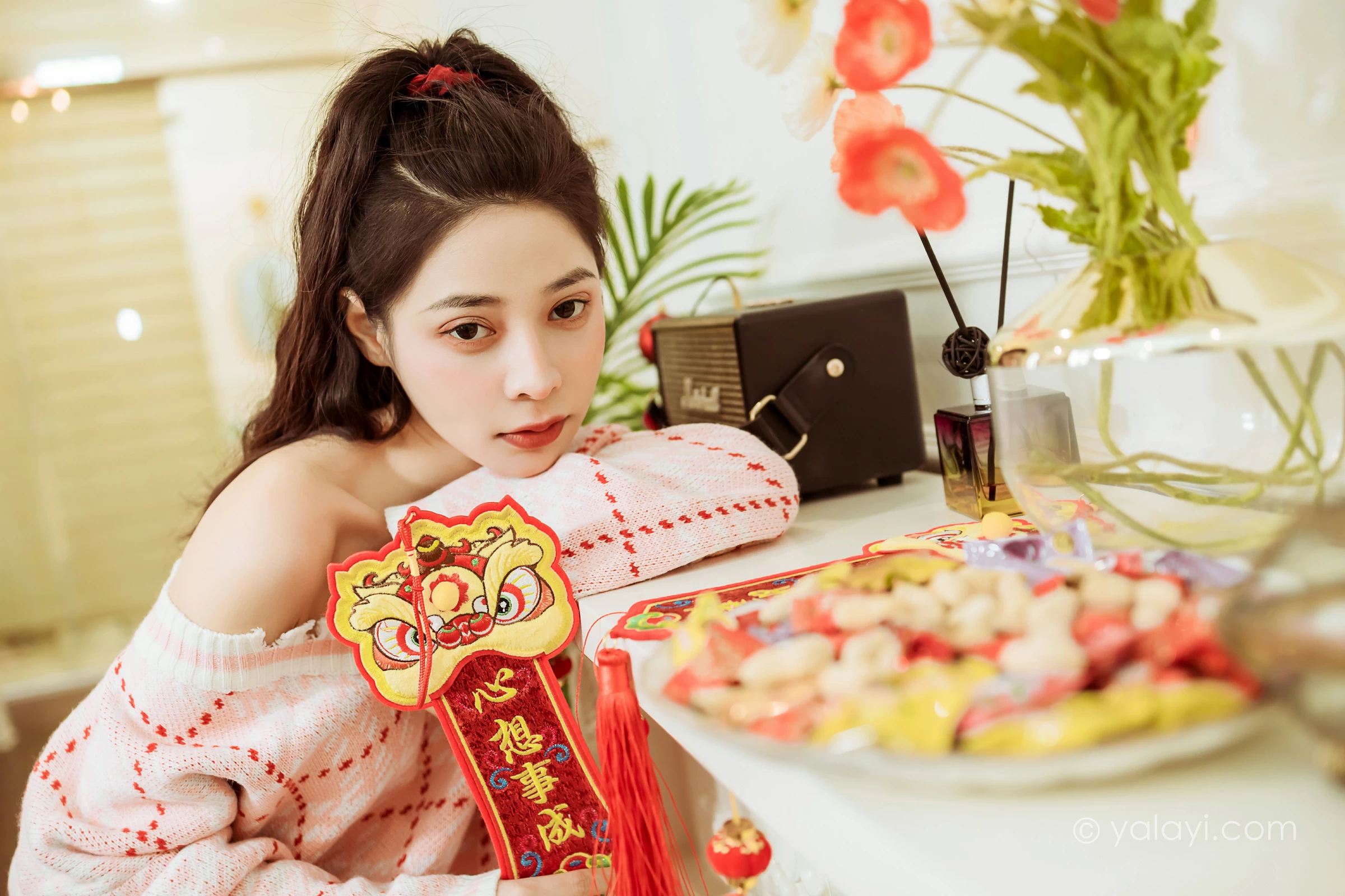 [YALAYI雅拉伊]2022.01.28 新的一年 诗咏 粉色镂空毛衣加白色短裙居家写真集第14张