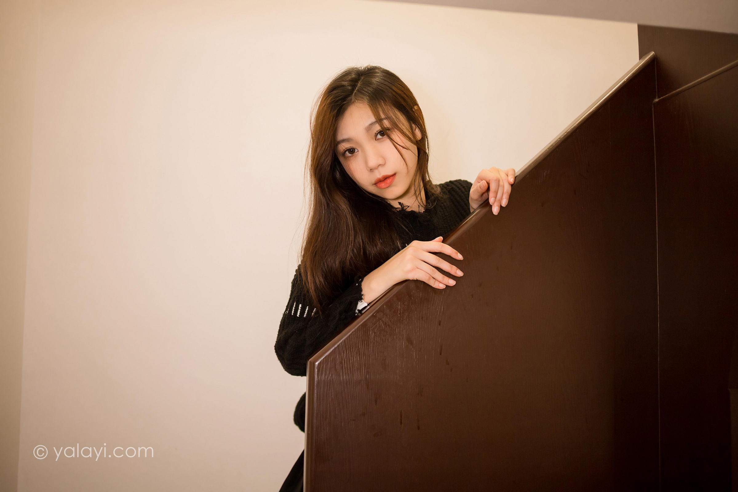 [YALAYI雅拉伊]2022.04.12 成长 梓瑶 黑色毛衣与短裙加黑丝美腿性感私房写真集第13张