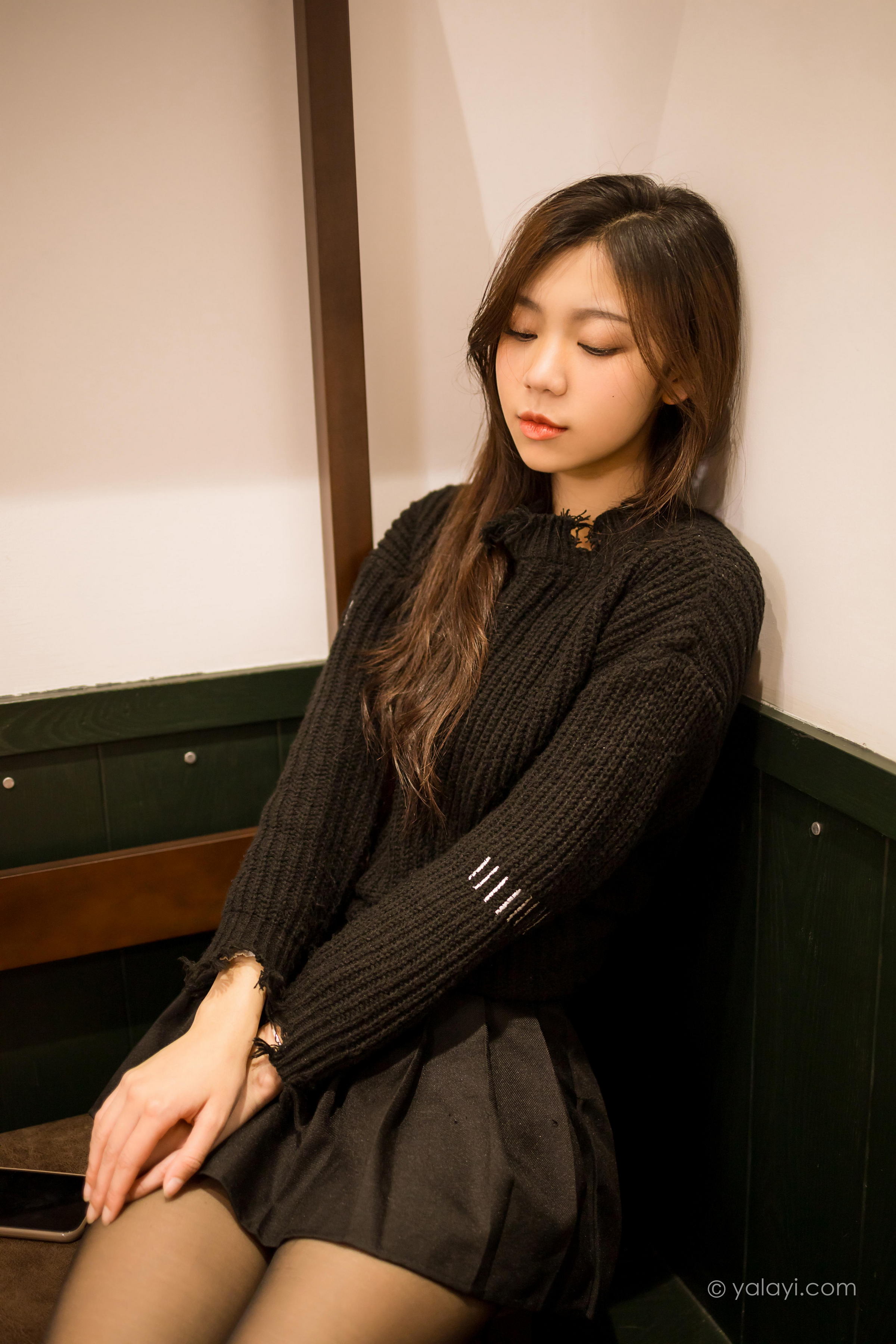 [YALAYI雅拉伊]2022.04.12 成长 梓瑶 黑色毛衣与短裙加黑丝美腿性感私房写真集第7张