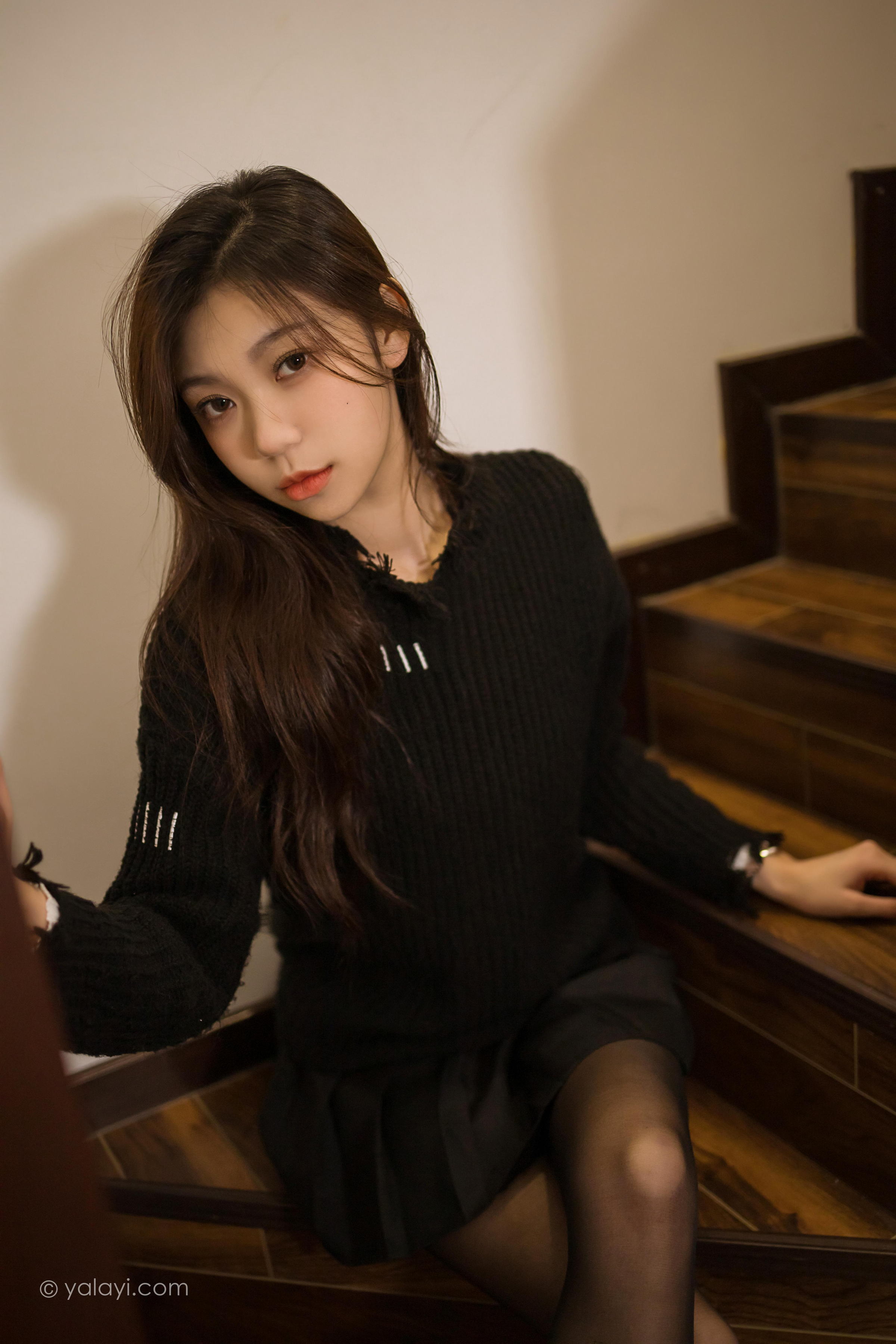 [YALAYI雅拉伊]2022.04.12 成长 梓瑶 黑色毛衣与短裙加黑丝美腿性感私房写真集第11张