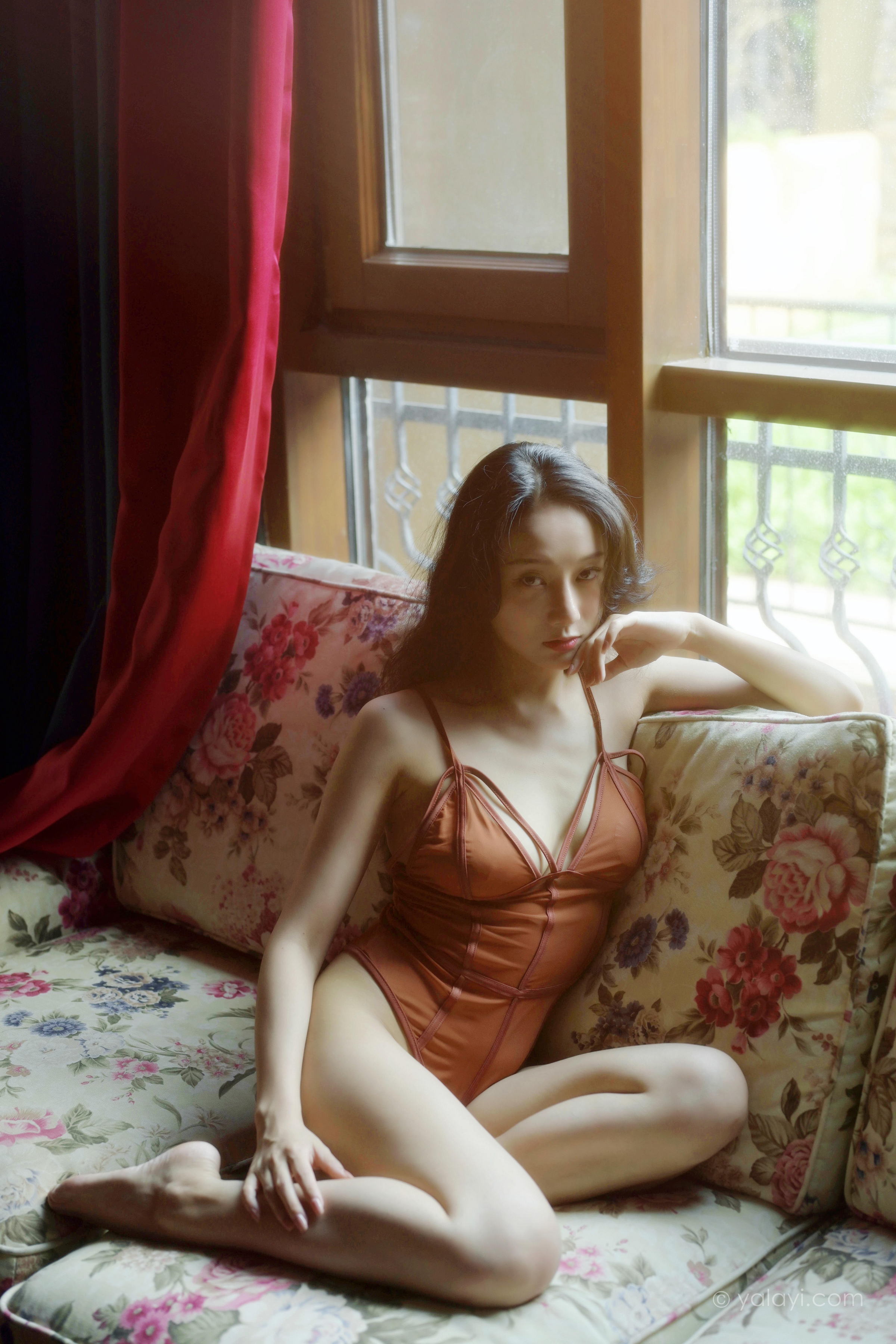 [YALAYI雅拉伊]2022.07.26 忆往昔 何嘉颖 橙色吊带连体内衣性感私房写真集第9张