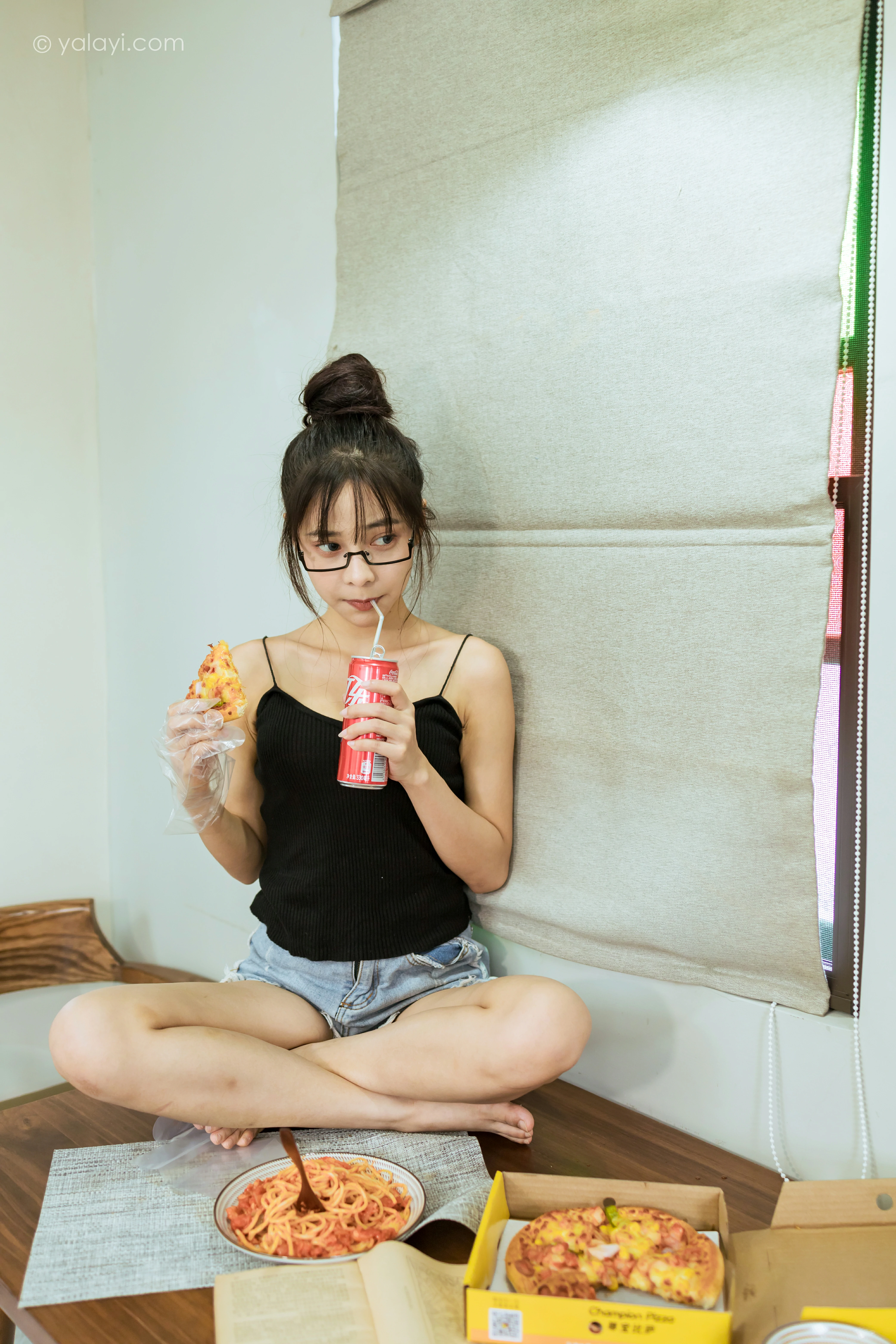 [YALAYI雅拉伊]NO.836 日常 诗咏 黑色性感小背心加牛仔热裤清纯可爱写真集第7张