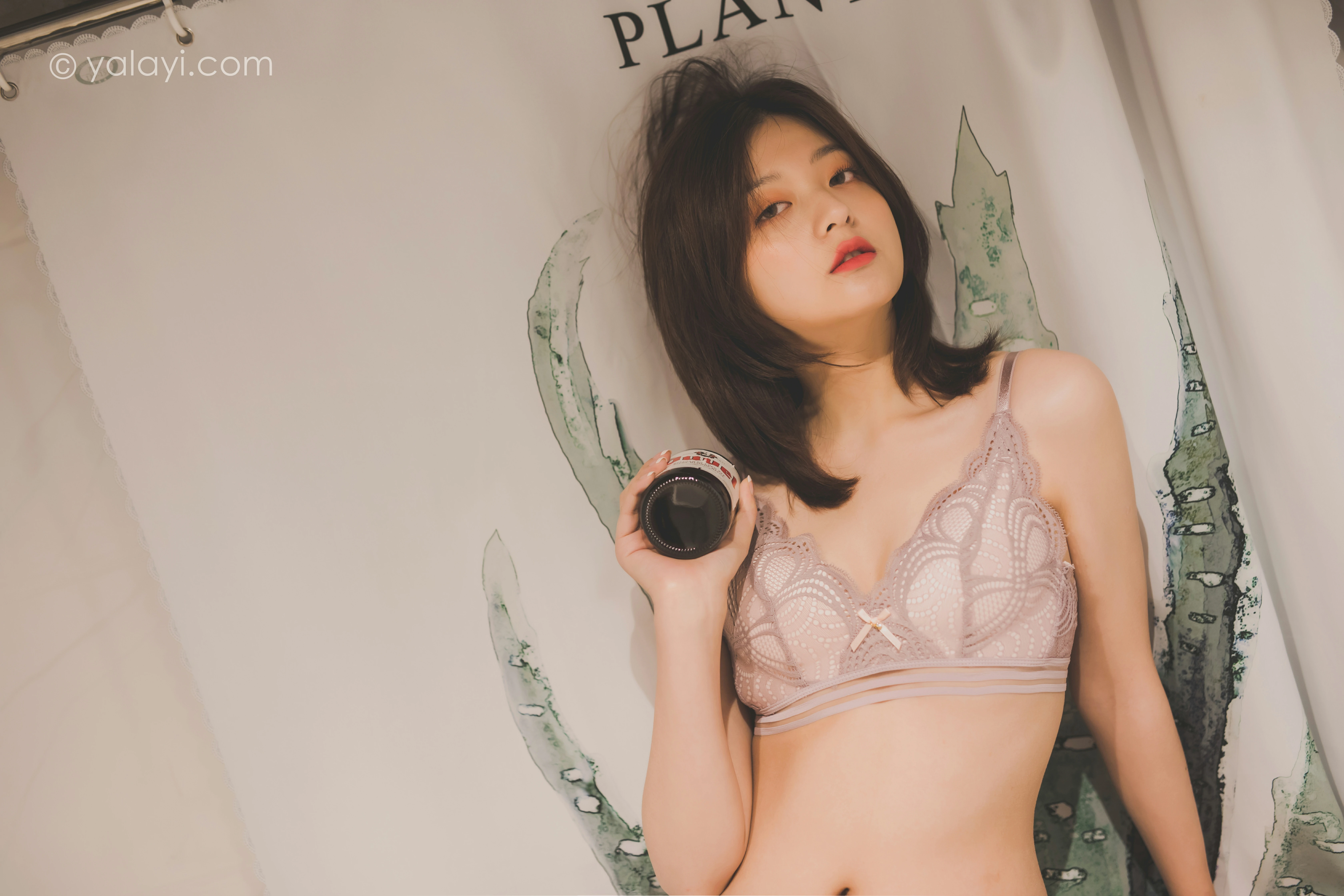 [YALAYI雅拉伊]NO.814 一个人的旅行 真真 粉色蕾丝性感内衣居家私房写真集第10张