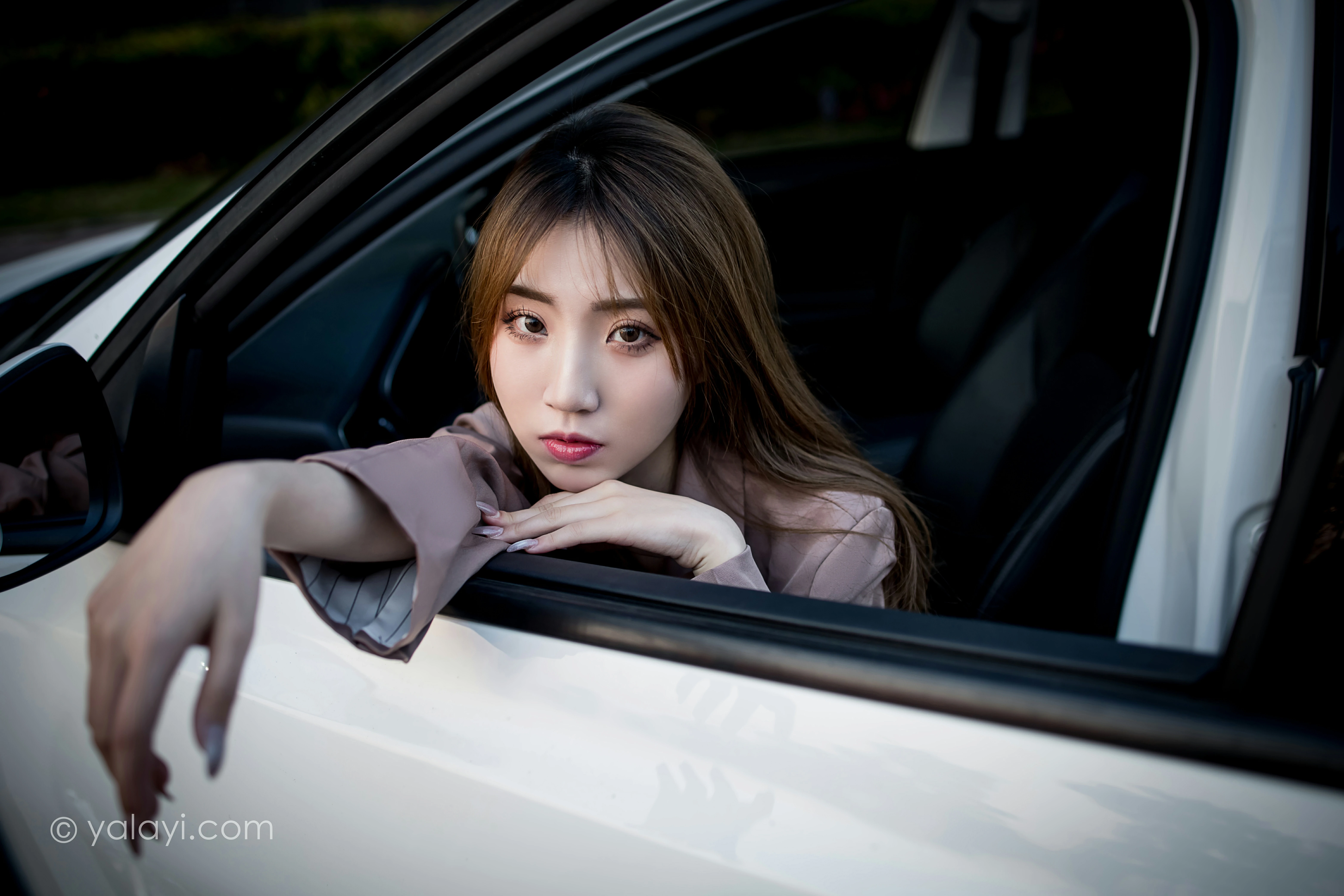 [YALAYI雅拉伊]NO.773 驶出伤城 小乔 粉色连身风衣加黑色情趣渔网袜性感写真集第5张