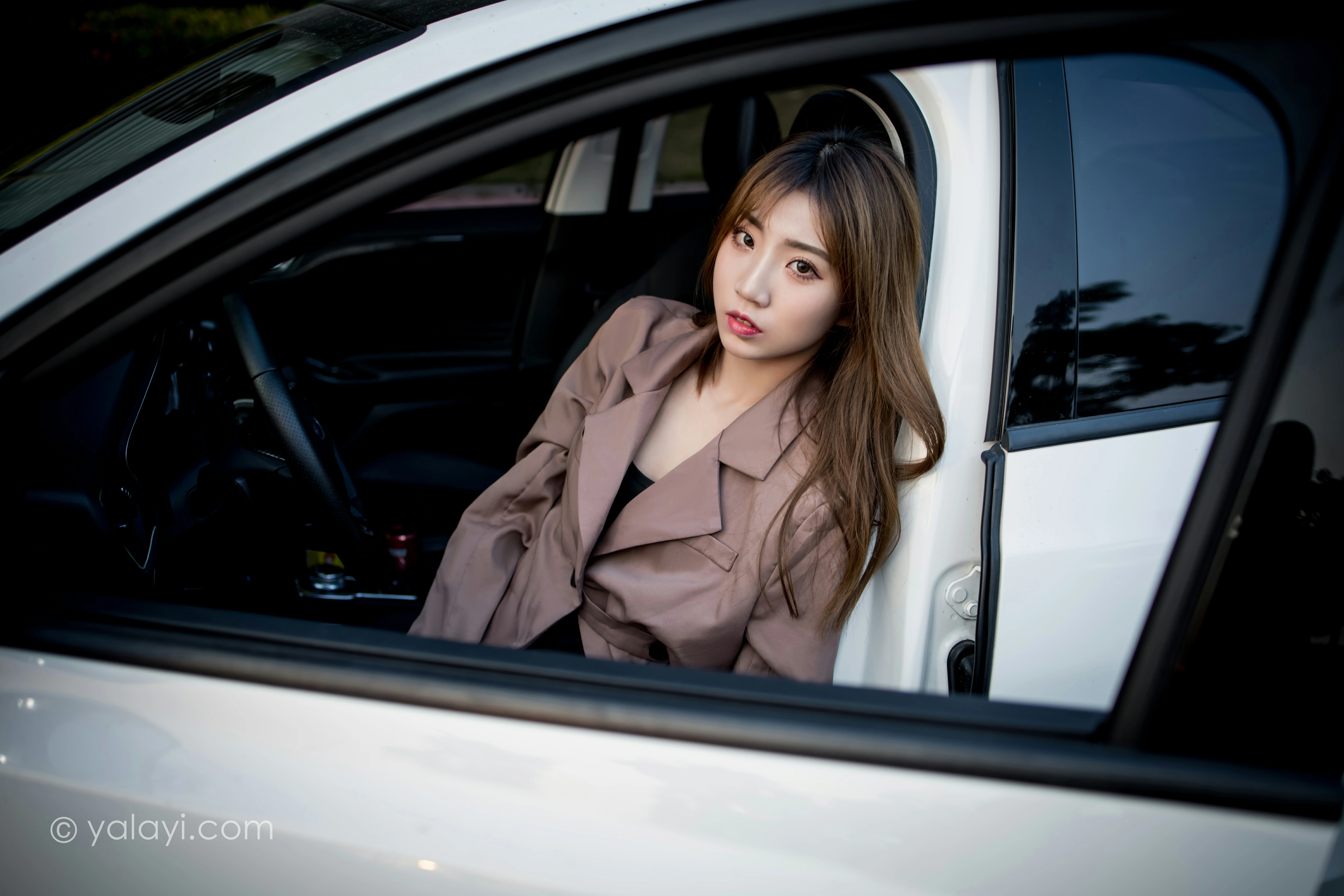 [YALAYI雅拉伊]NO.773 驶出伤城 小乔 粉色连身风衣加黑色情趣渔网袜性感写真集第3张