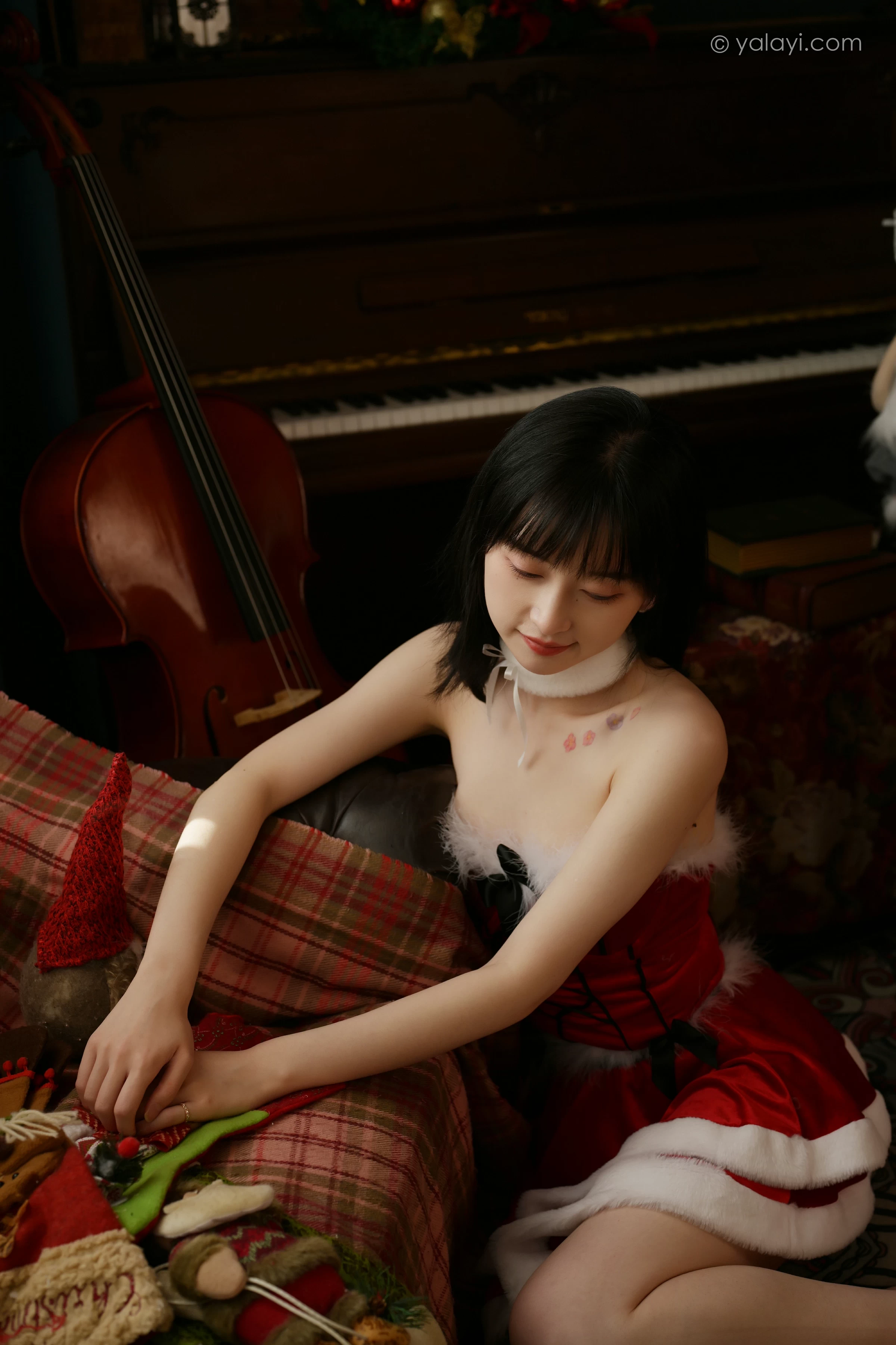 [YALAYI雅拉伊]2021.12.25 平平安安 京京 红色抹胸圣诞女郎制服裙性感私房写真集第3张