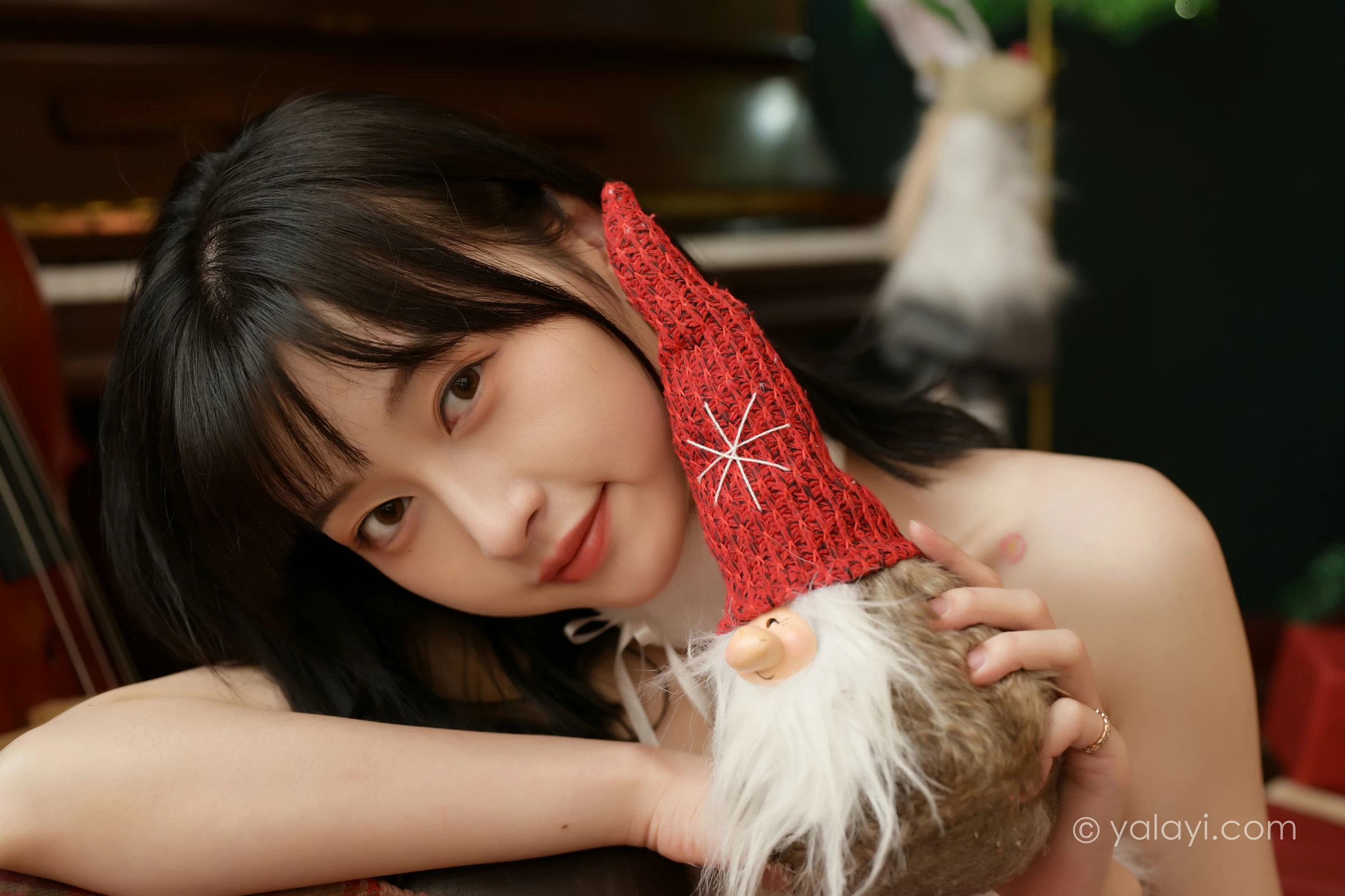 [YALAYI雅拉伊]2021.12.25 平平安安 京京 红色抹胸圣诞女郎制服裙性感私房写真集第3张