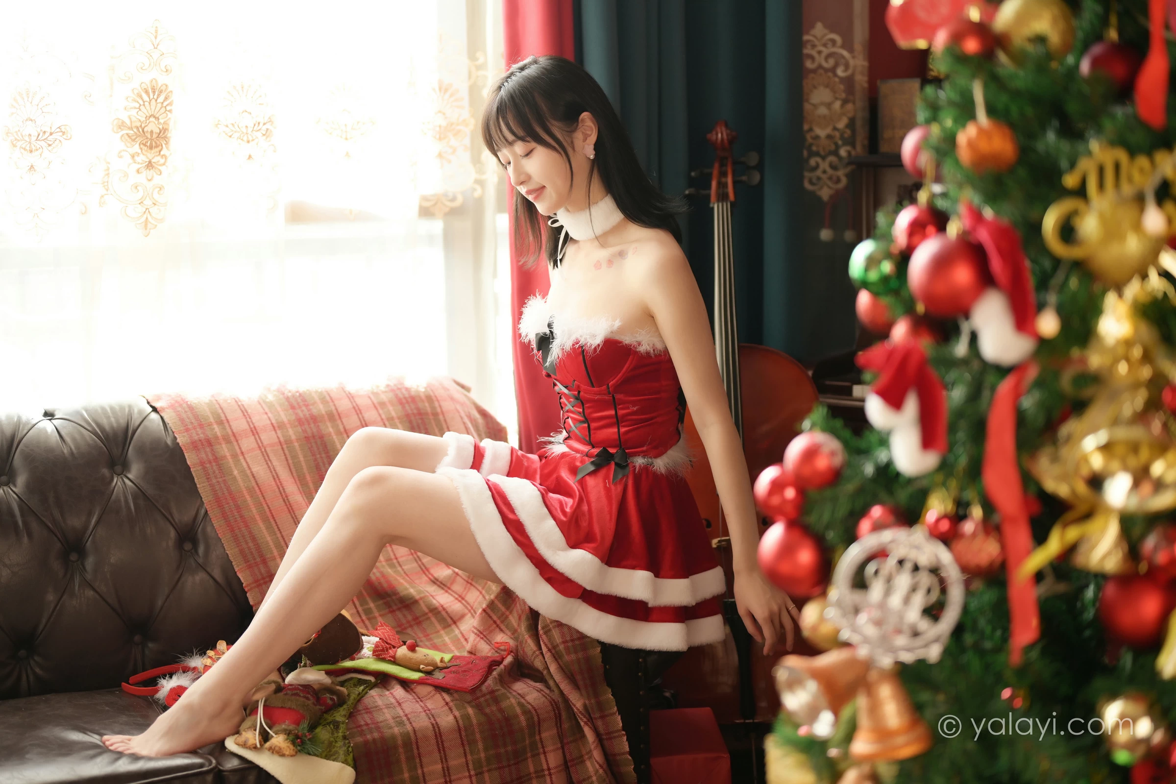 [YALAYI雅拉伊]2021.12.25 平平安安 京京 红色抹胸圣诞女郎制服裙性感私房写真集第8张