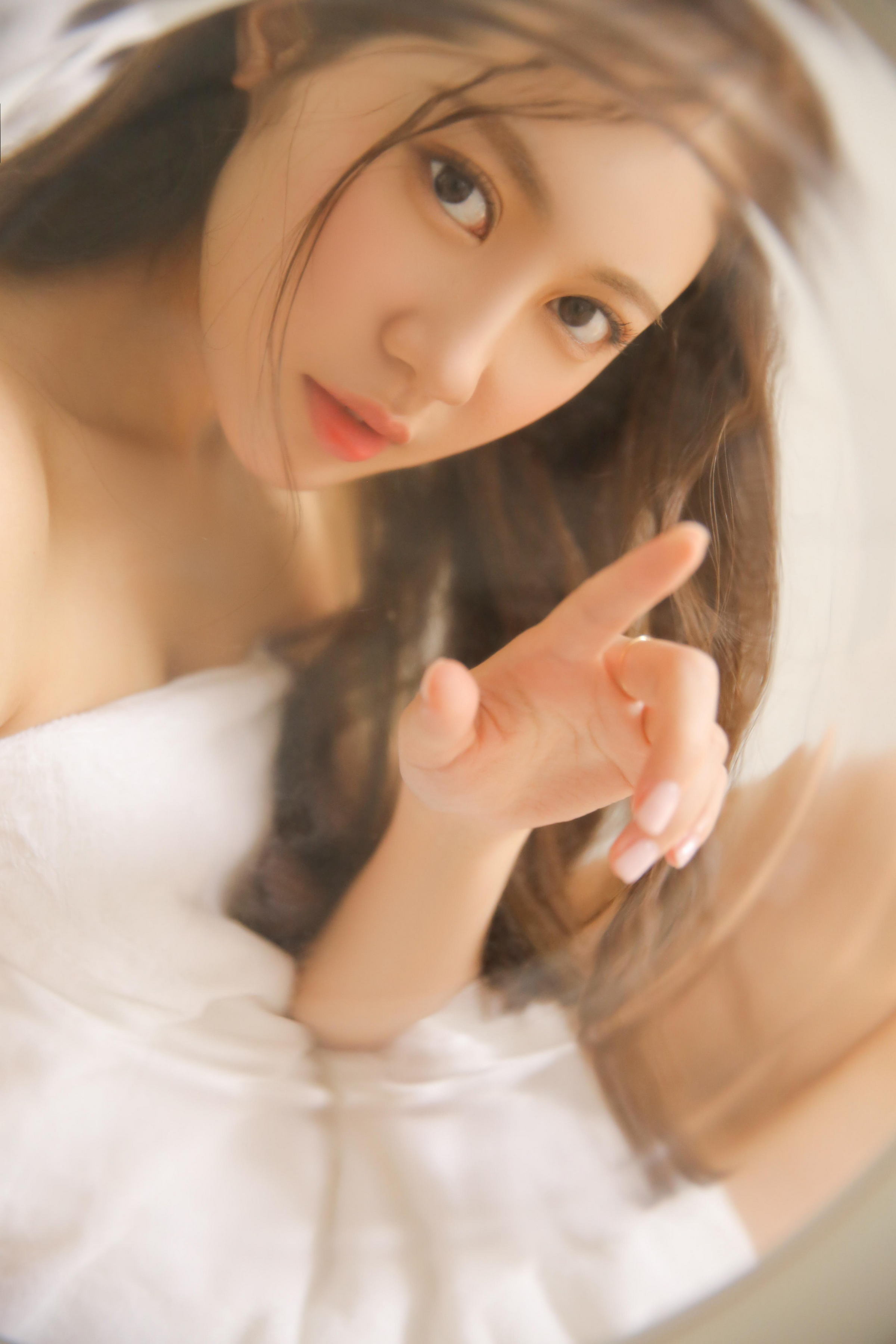 [YALAYI雅拉伊]2022.04.27 甜酷女生 粉色吊带连衣裙与白色和服清纯写真集第5张