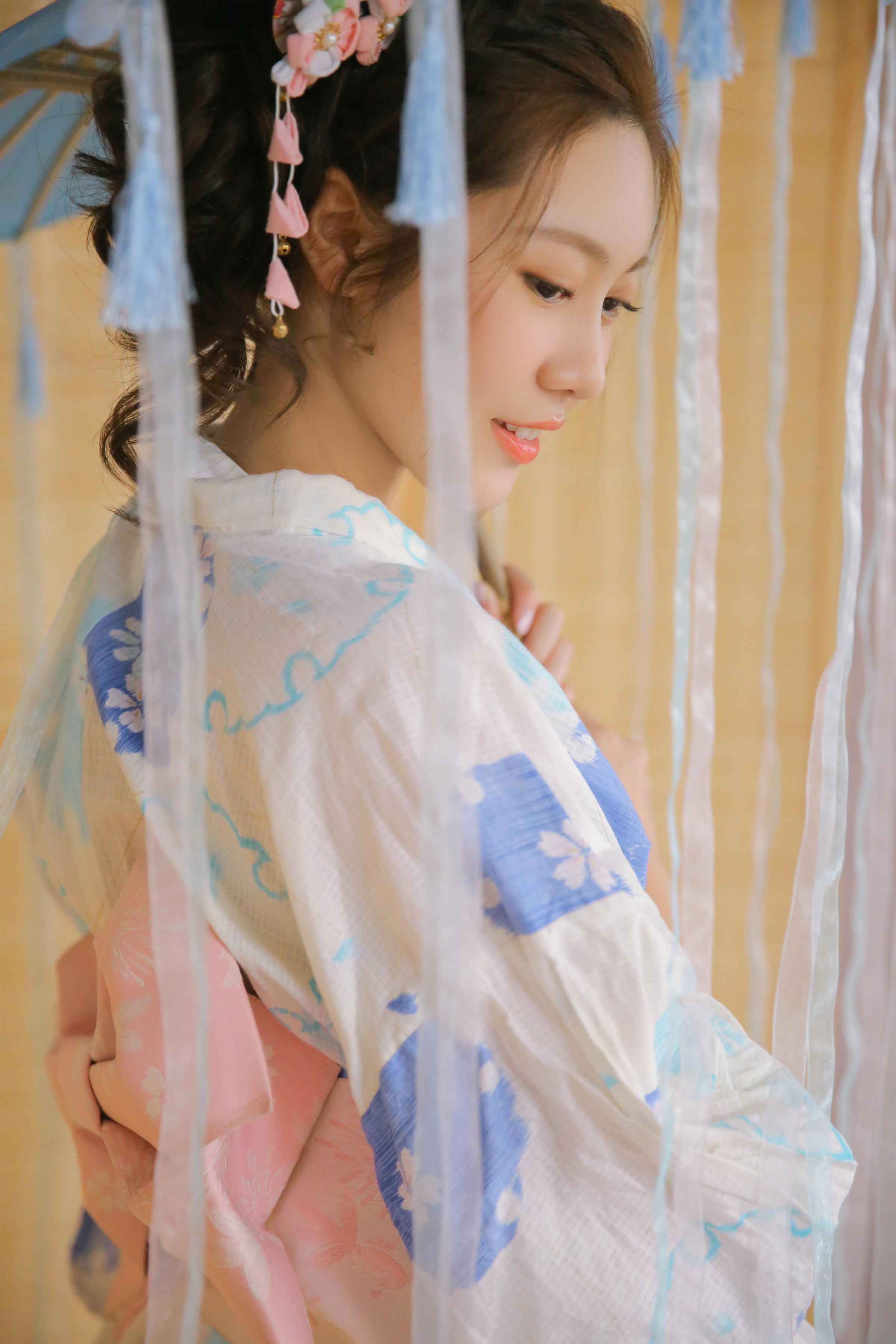 [YALAYI雅拉伊]2022.04.27 甜酷女生 粉色吊带连衣裙与白色和服清纯写真集第13张