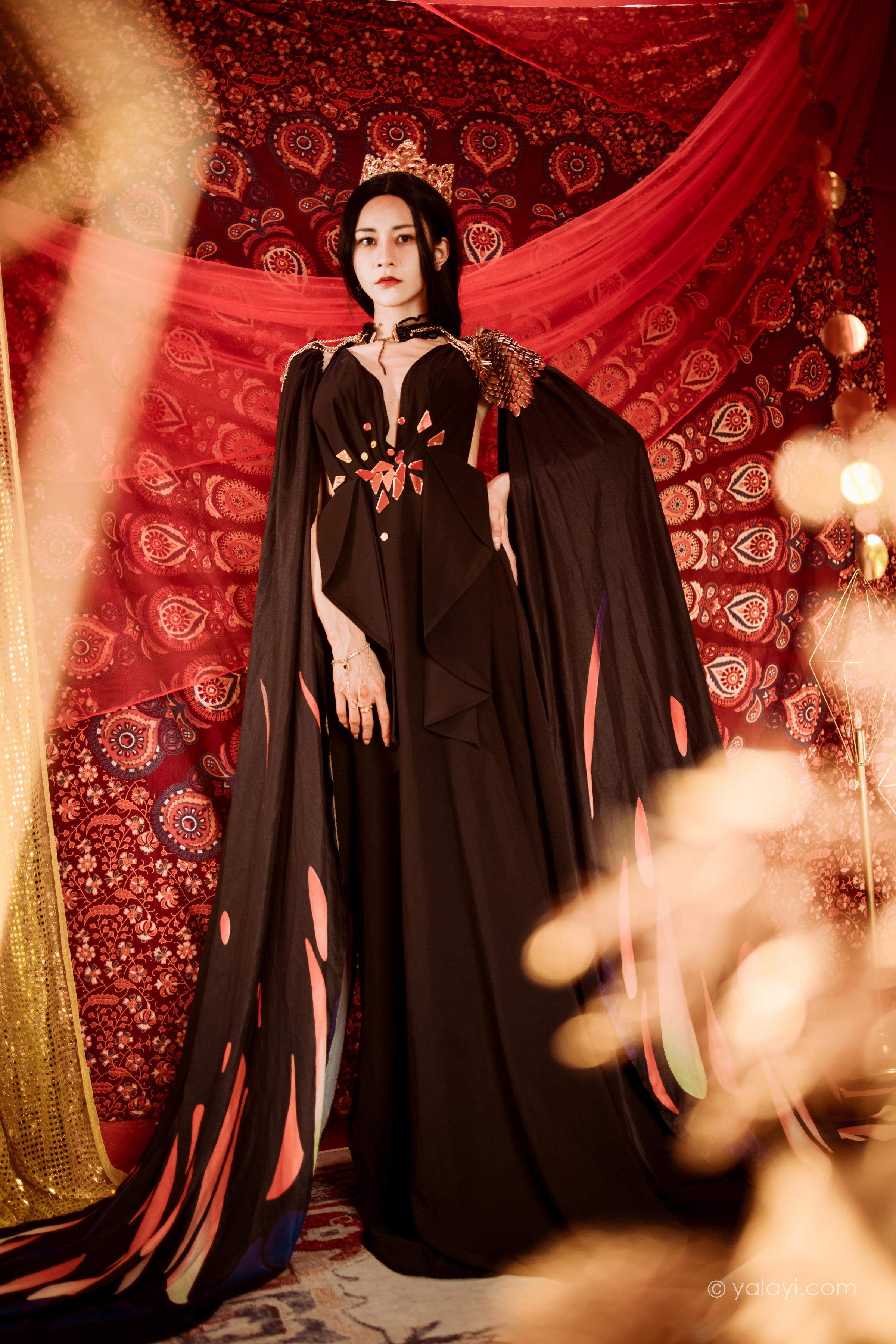 [YALAYI雅拉伊]2022.07.29 鬼刀公主 陈若冰 黑色披肩加黑色深V情趣礼服裙性感私房写真集第2张