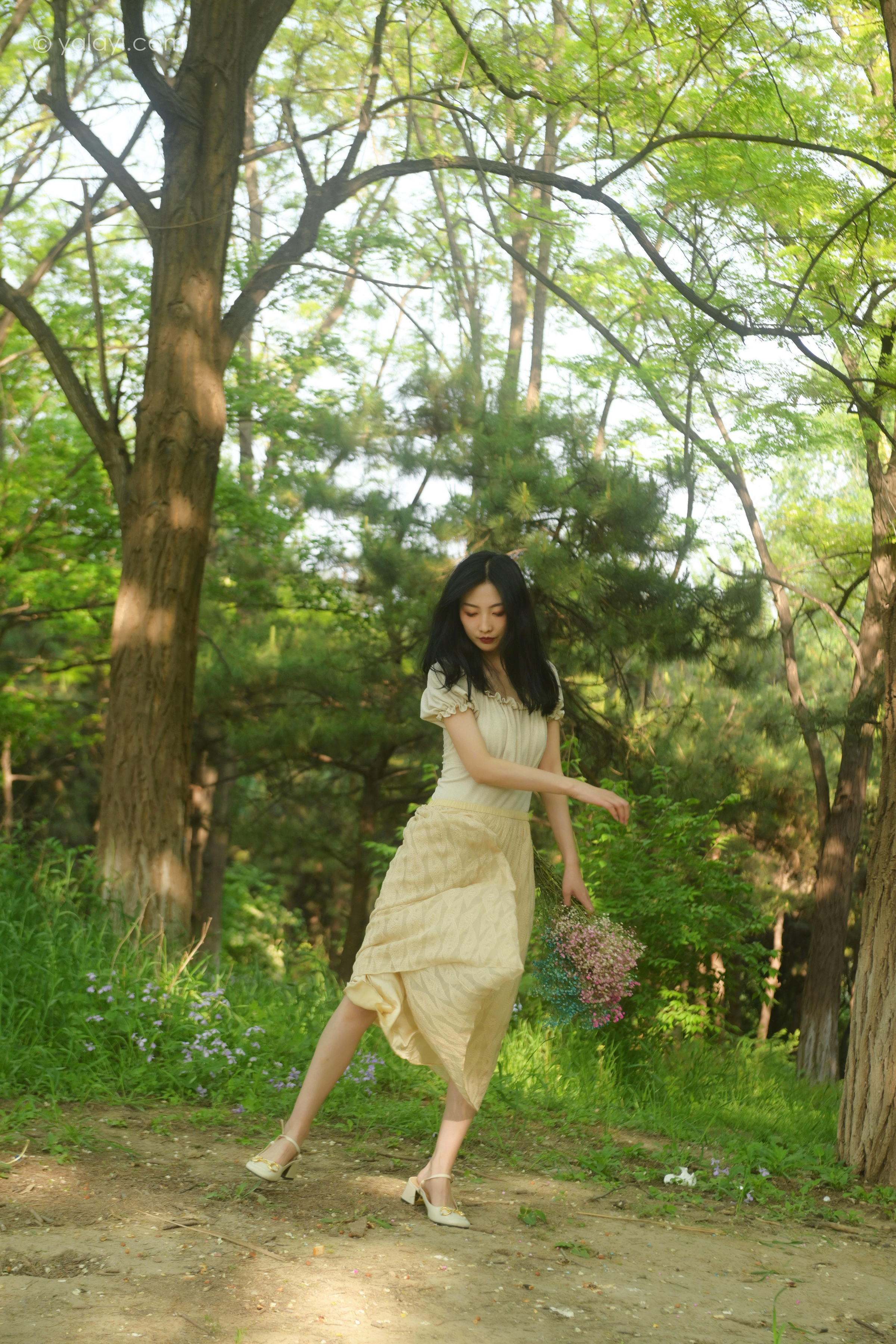 [YALAYI雅拉伊]2022.06.15 气息 佳佳 白色裸背短袖加黄色长裙清纯写真集第10张