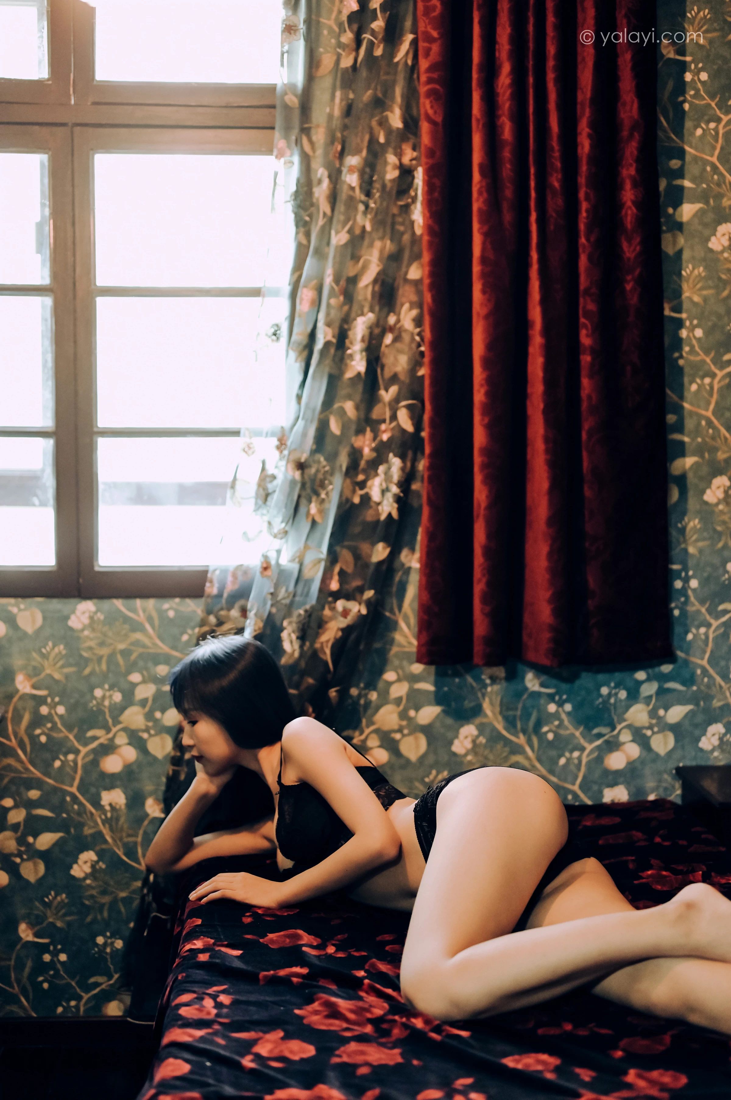 [YALAYI雅拉伊]NO.662 《窗内心语》 田也 黑色蕾丝内衣居家性感私房写真集第11张