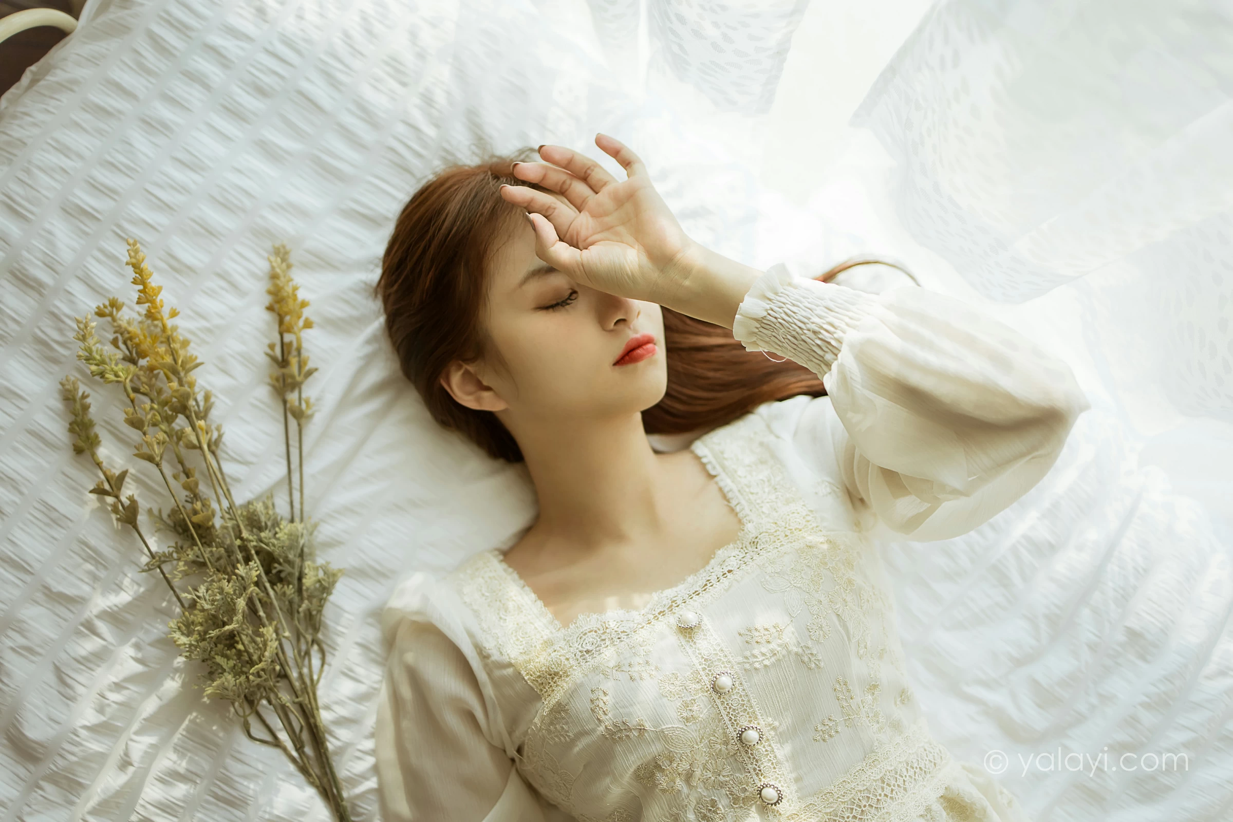 [YALAYI雅拉伊]2021.11.29 花白裙 茹莎 白色休闲蕾丝连衣裙居家性感写真集第12张