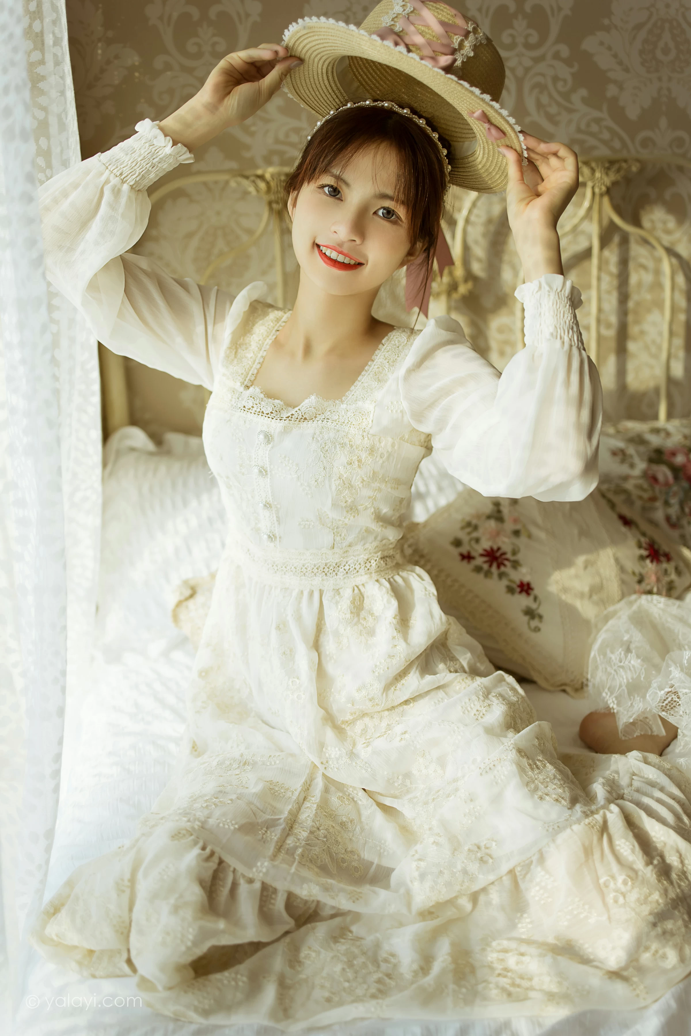 [YALAYI雅拉伊]2021.11.29 花白裙 茹莎 白色休闲蕾丝连衣裙居家性感写真集第11张