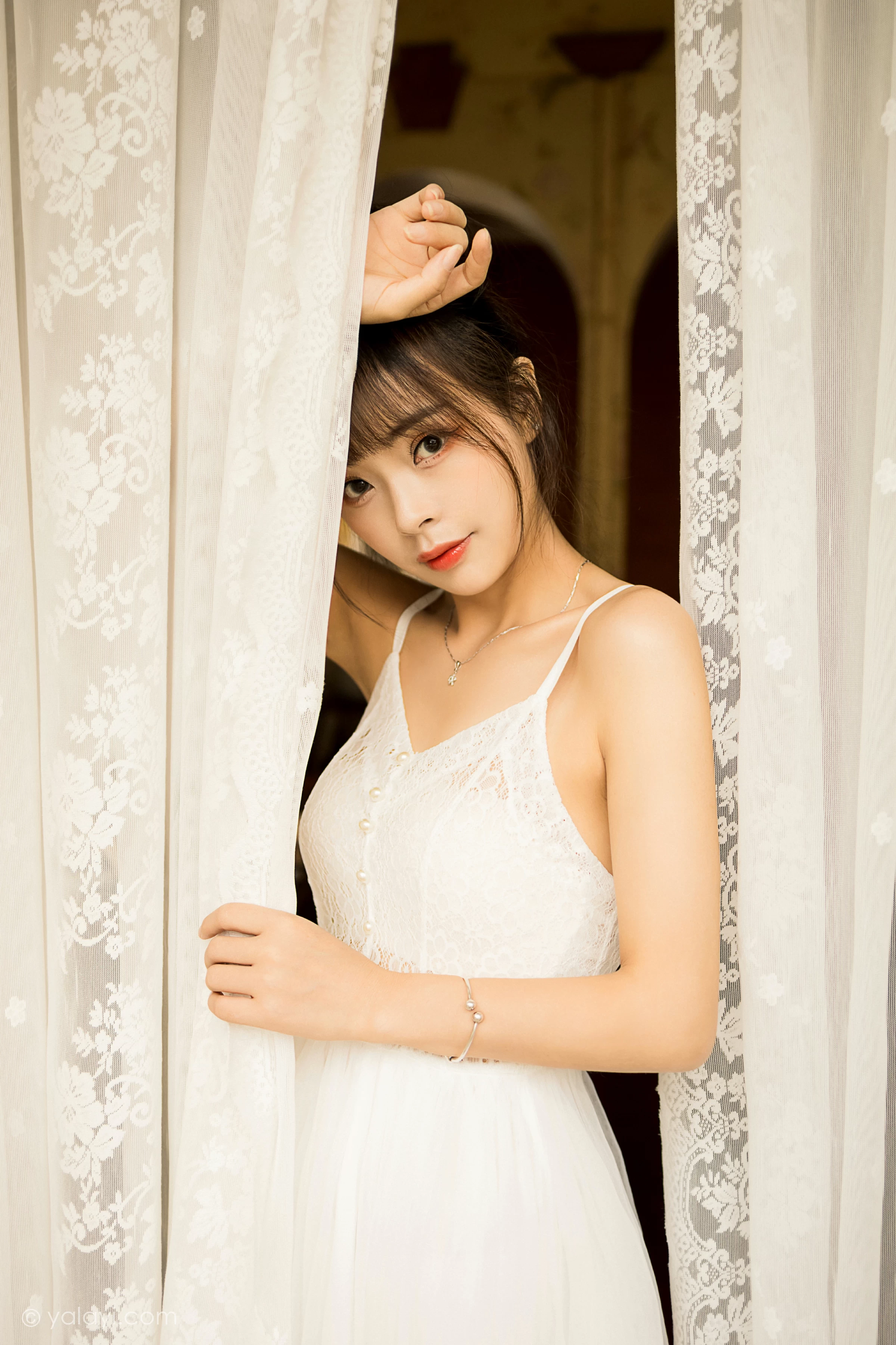 [YALAYI雅拉伊]2021.12.28 芭蕾公主 程小蝶 白色吊带镂空连衣裙与蕾丝丝袜性感写真集第11张