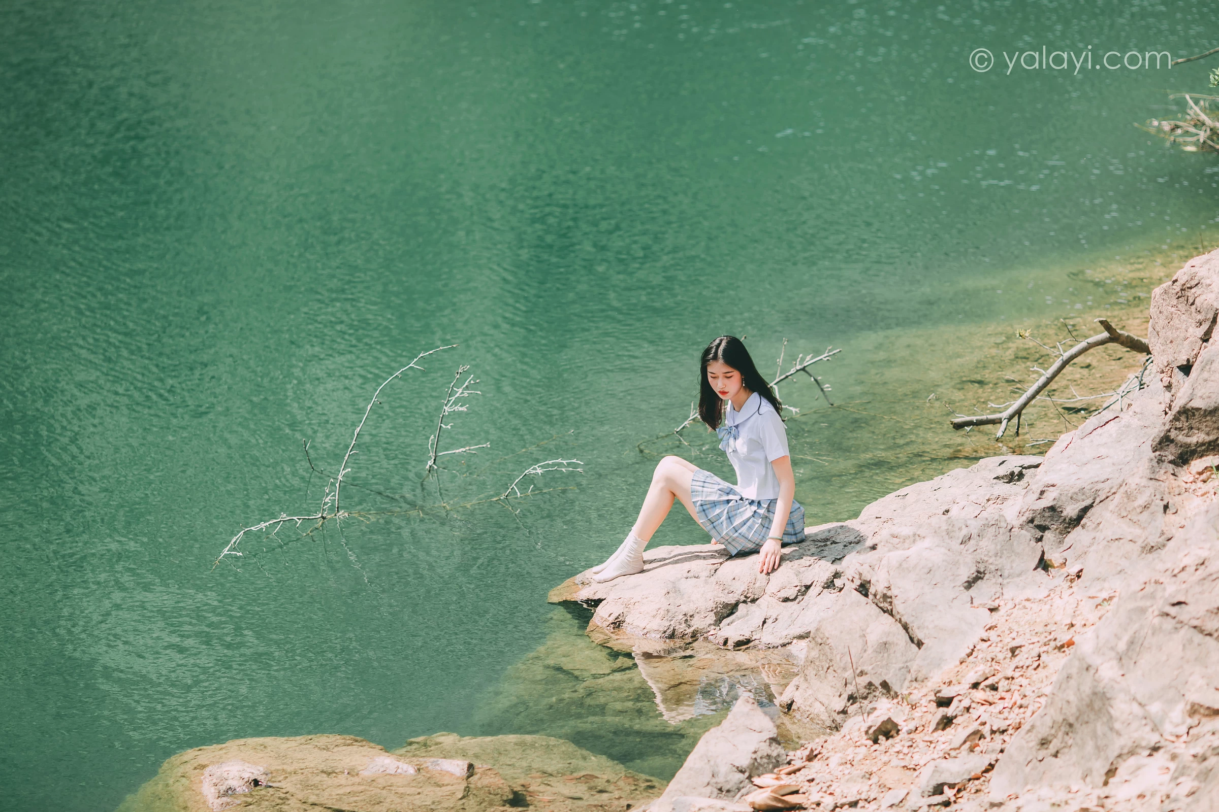 [YALAYI雅拉伊]NO.663 《涟漪》 和风 JK制服与短裙加黑色蕾丝内衣写真第2张