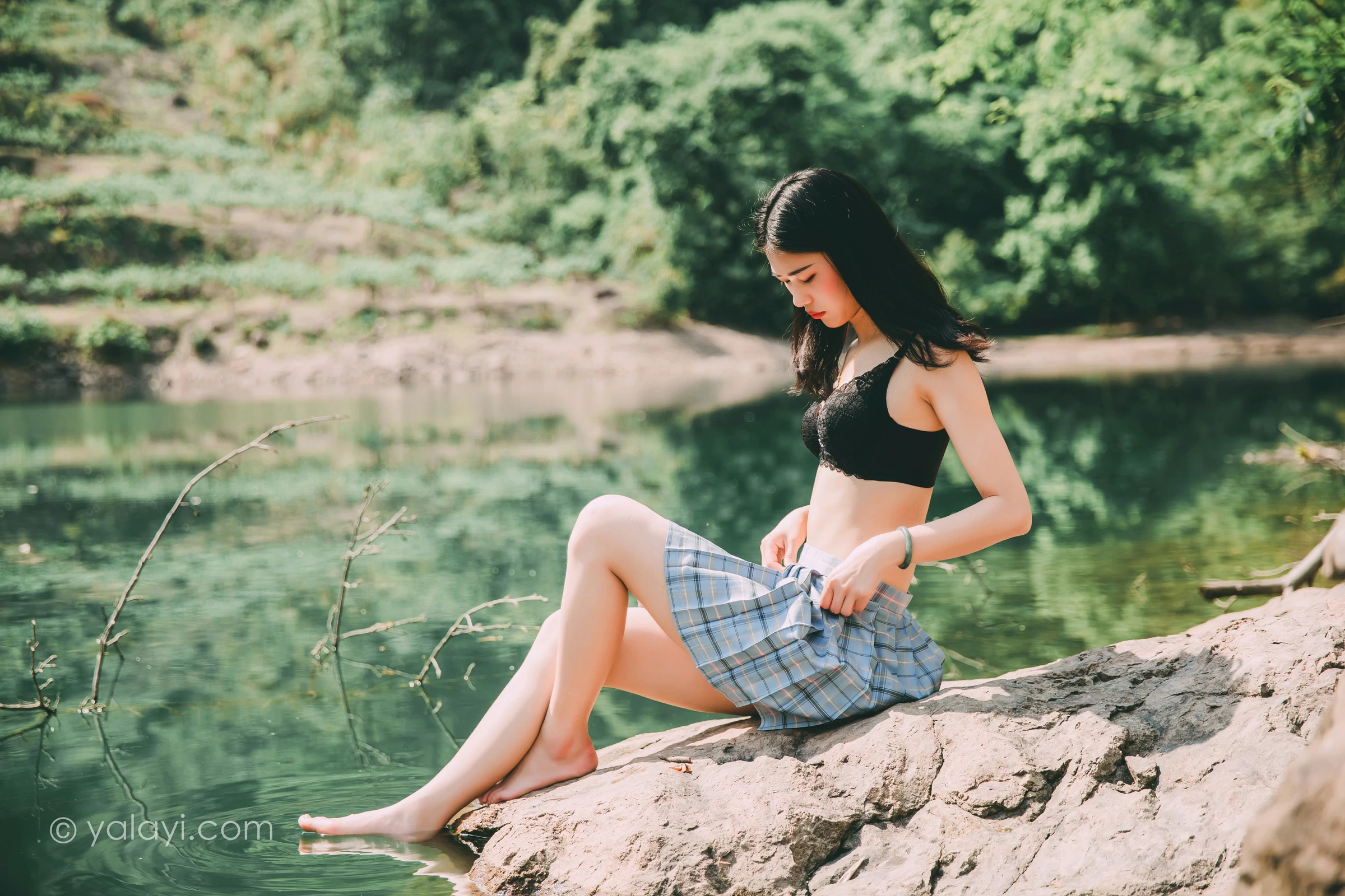 [YALAYI雅拉伊]NO.663 《涟漪》 和风 JK制服与短裙加黑色蕾丝内衣写真第6张