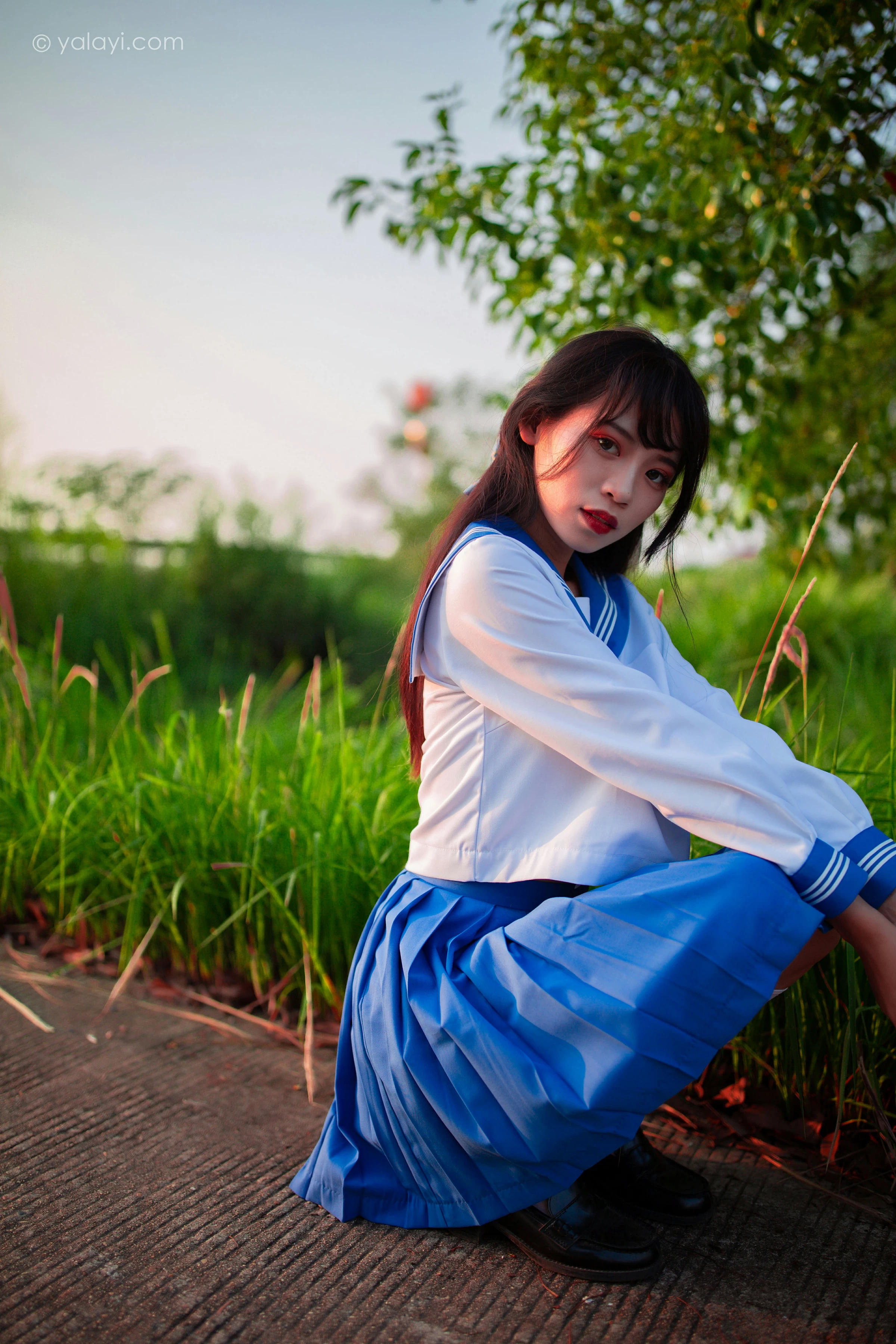 [YALAYI雅拉伊]NO.724 《秋意浓》 丽雅 JK水手制服与短裙加白色丝袜美腿私房写真集第3张