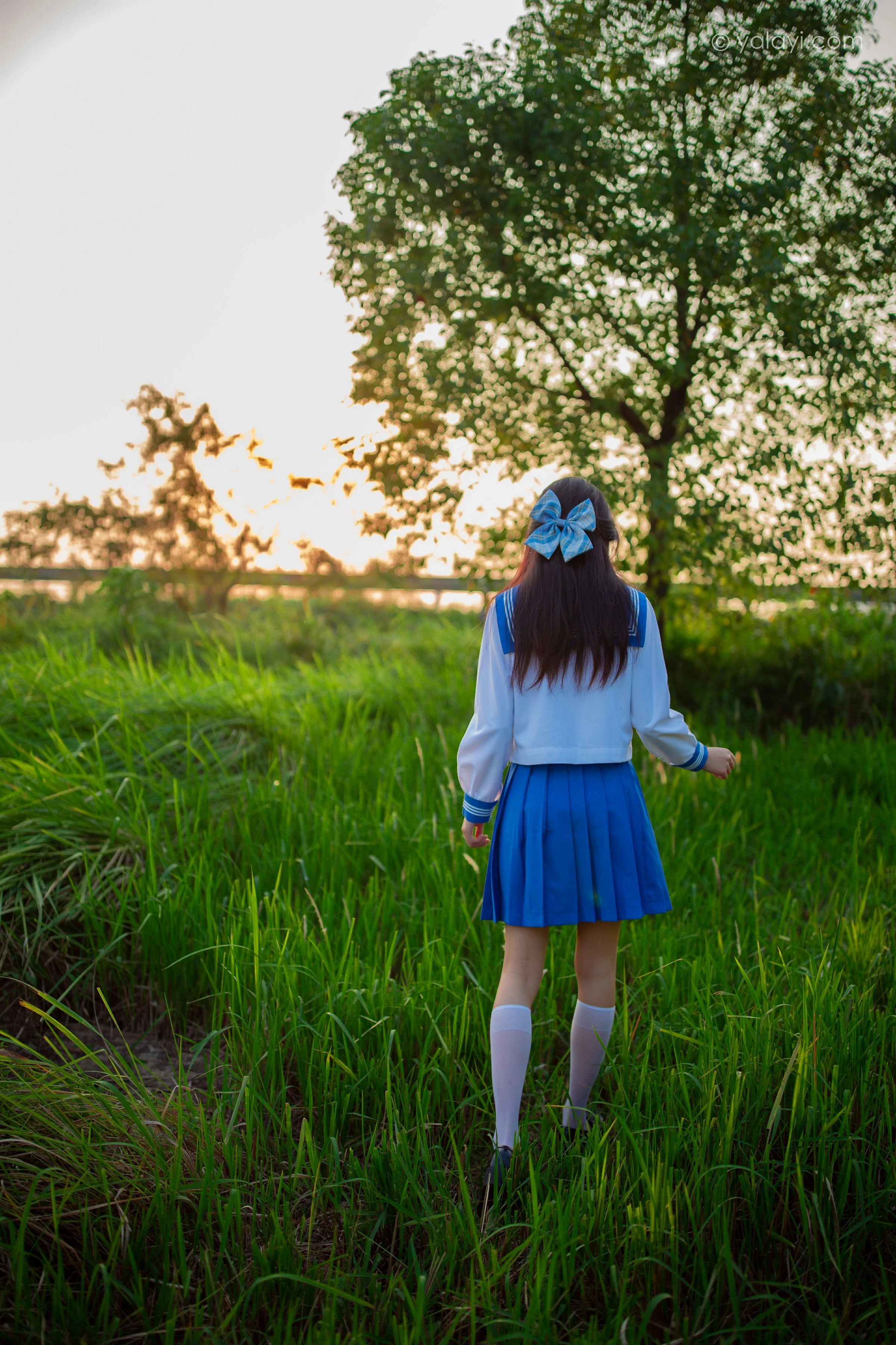 [YALAYI雅拉伊]NO.724 《秋意浓》 丽雅 JK水手制服与短裙加白色丝袜美腿私房写真集第5张