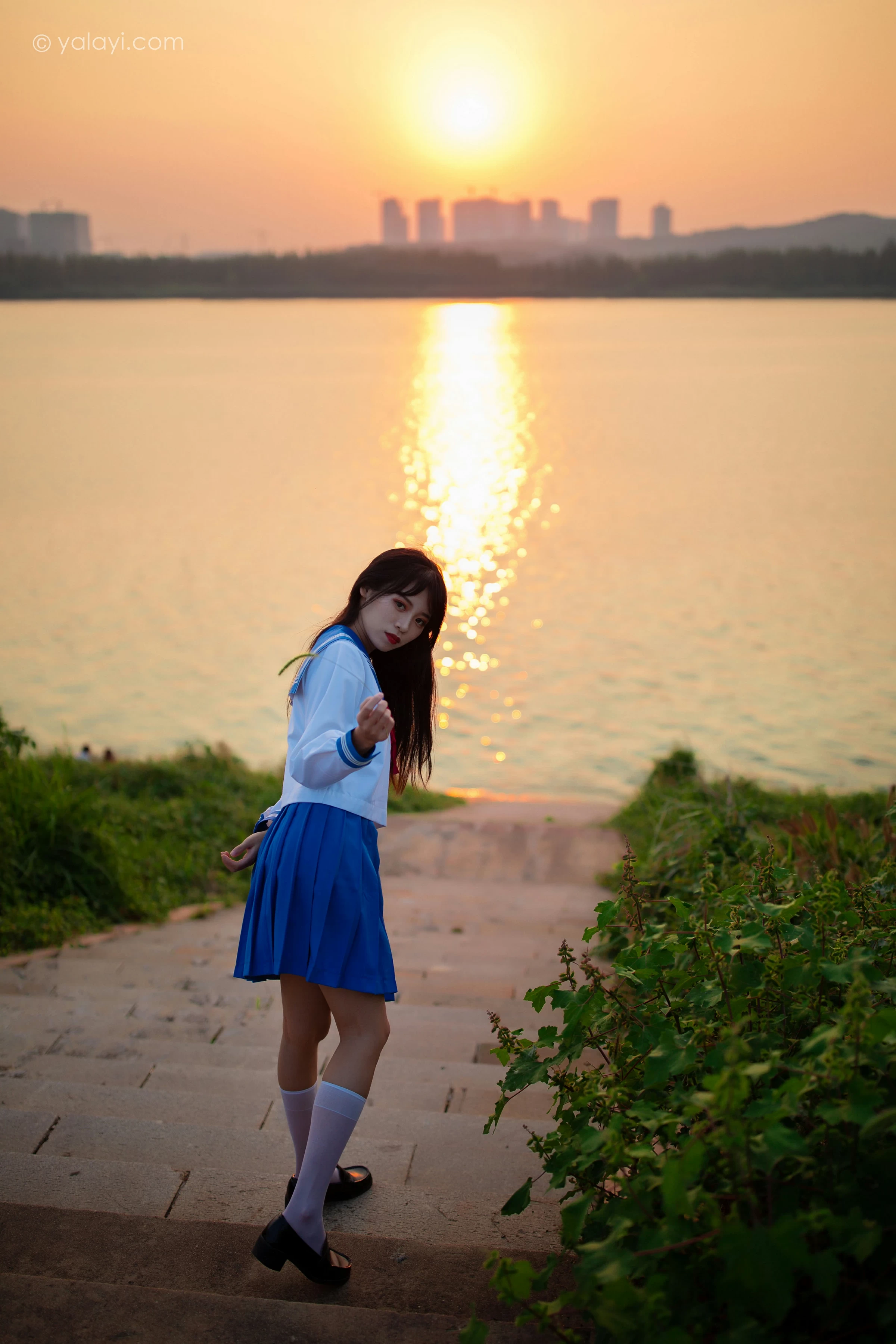 [YALAYI雅拉伊]NO.724 《秋意浓》 丽雅 JK水手制服与短裙加白色丝袜美腿私房写真集第12张