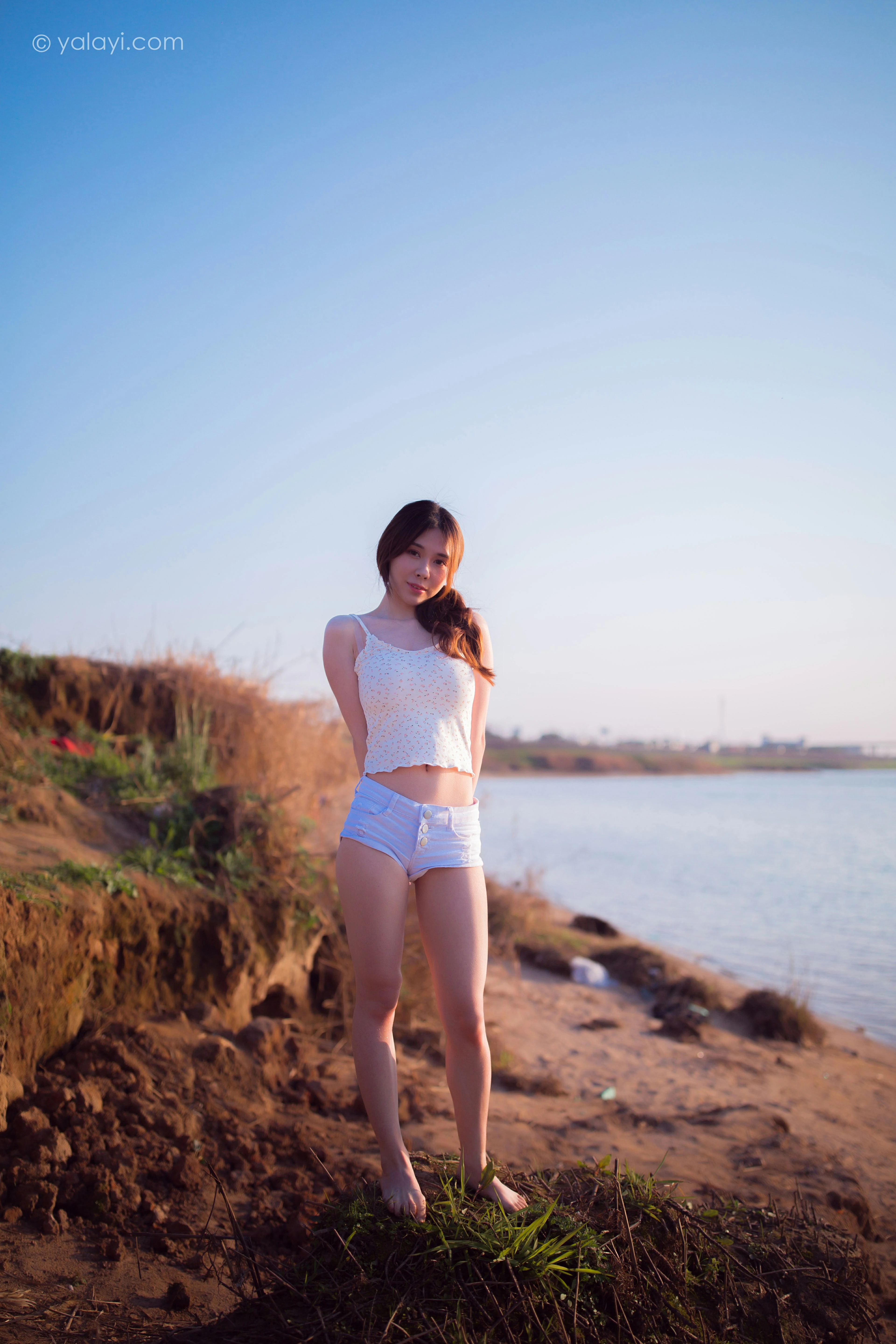 [YALAYI雅拉伊]NO.845 跋山涉水 香草 白色小背心加牛仔热裤性感写真集第3张