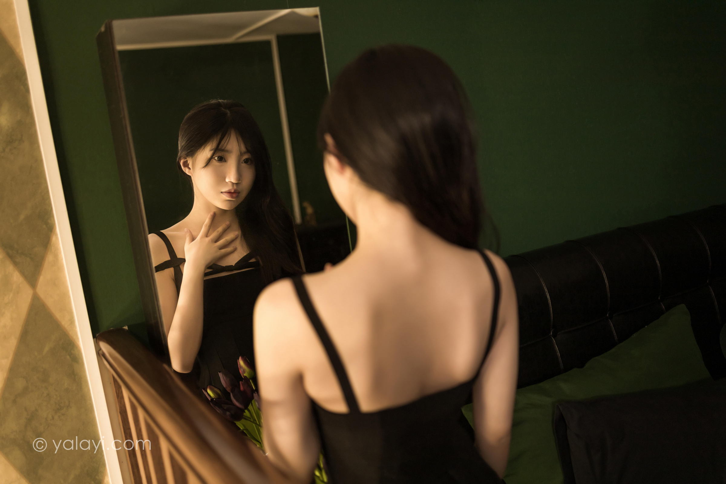 [YALAYI雅拉伊]2022.08.08 看着我的眼睛 小乔 黑色吊带祼背连衣裙性感写真集第2张