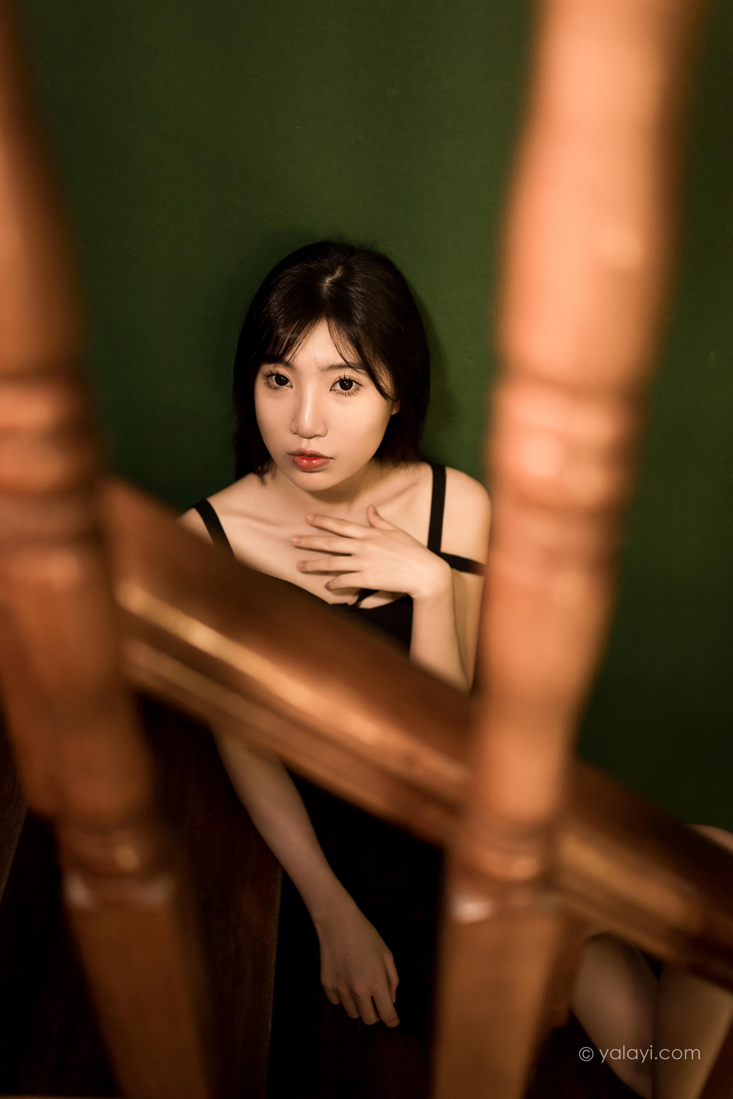 [YALAYI雅拉伊]2022.08.08 看着我的眼睛 小乔 黑色吊带祼背连衣裙性感写真集第9张