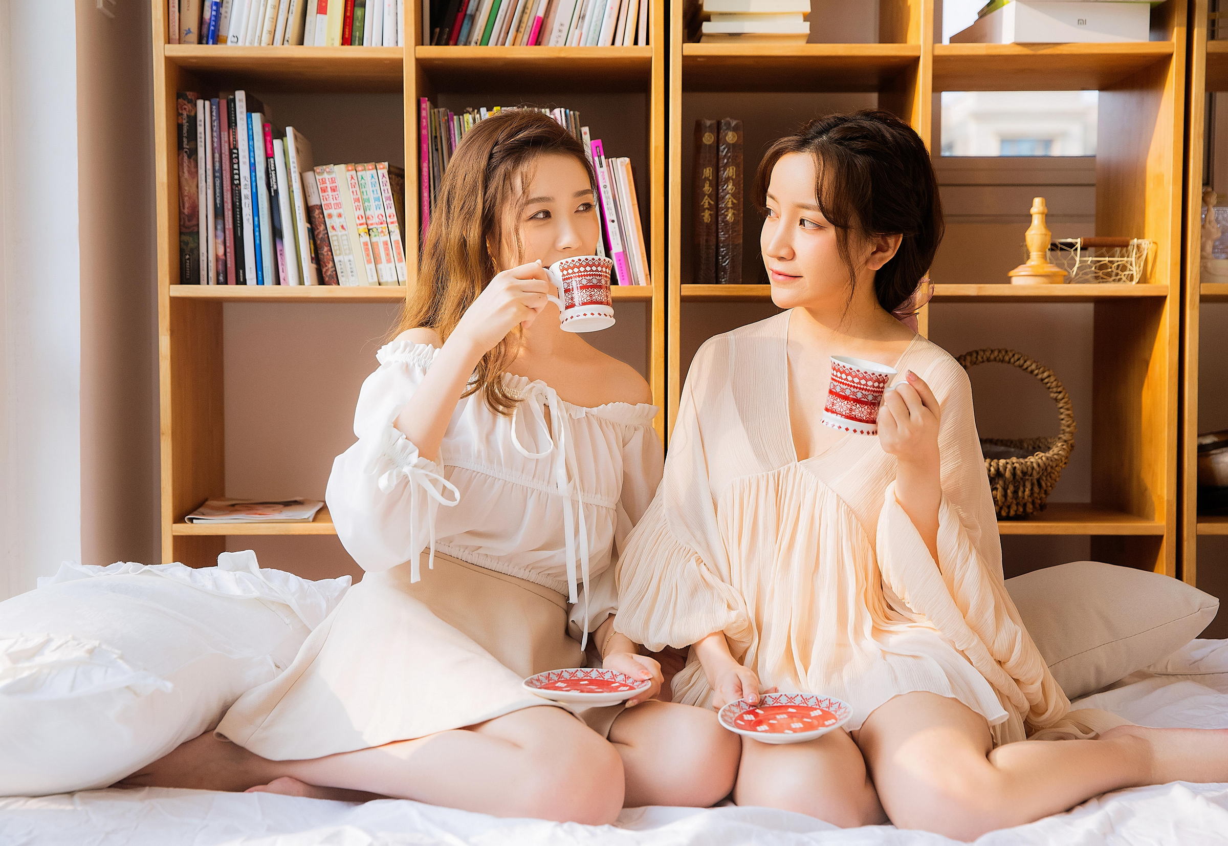 [YALAYI雅拉伊]2022.09.02 喜欢 清纯姐妹花 白色宽松衬衫与透视睡衣居家性感私房写真集第3张